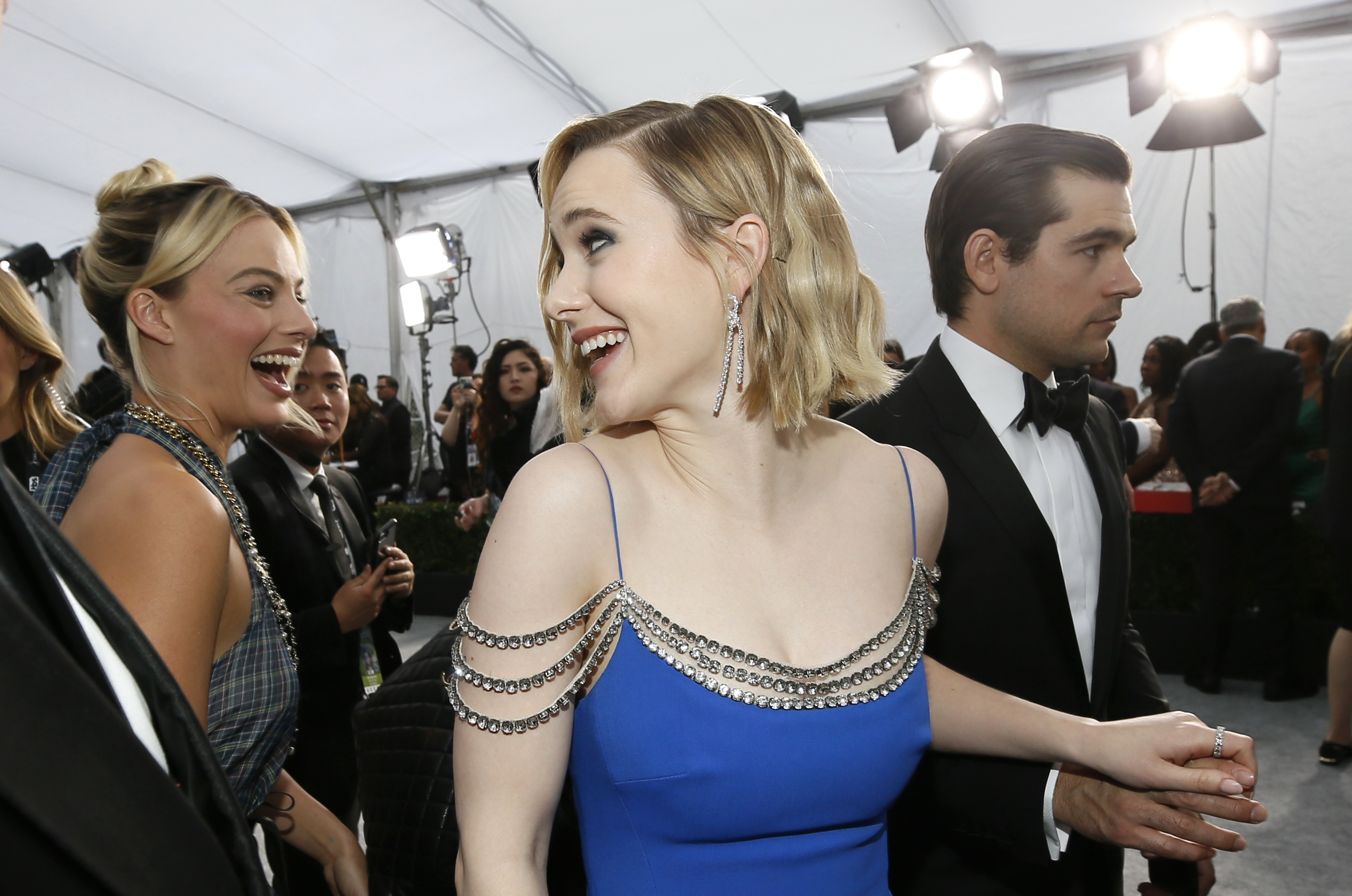 Margot Robbie y Rachel Brosnahan