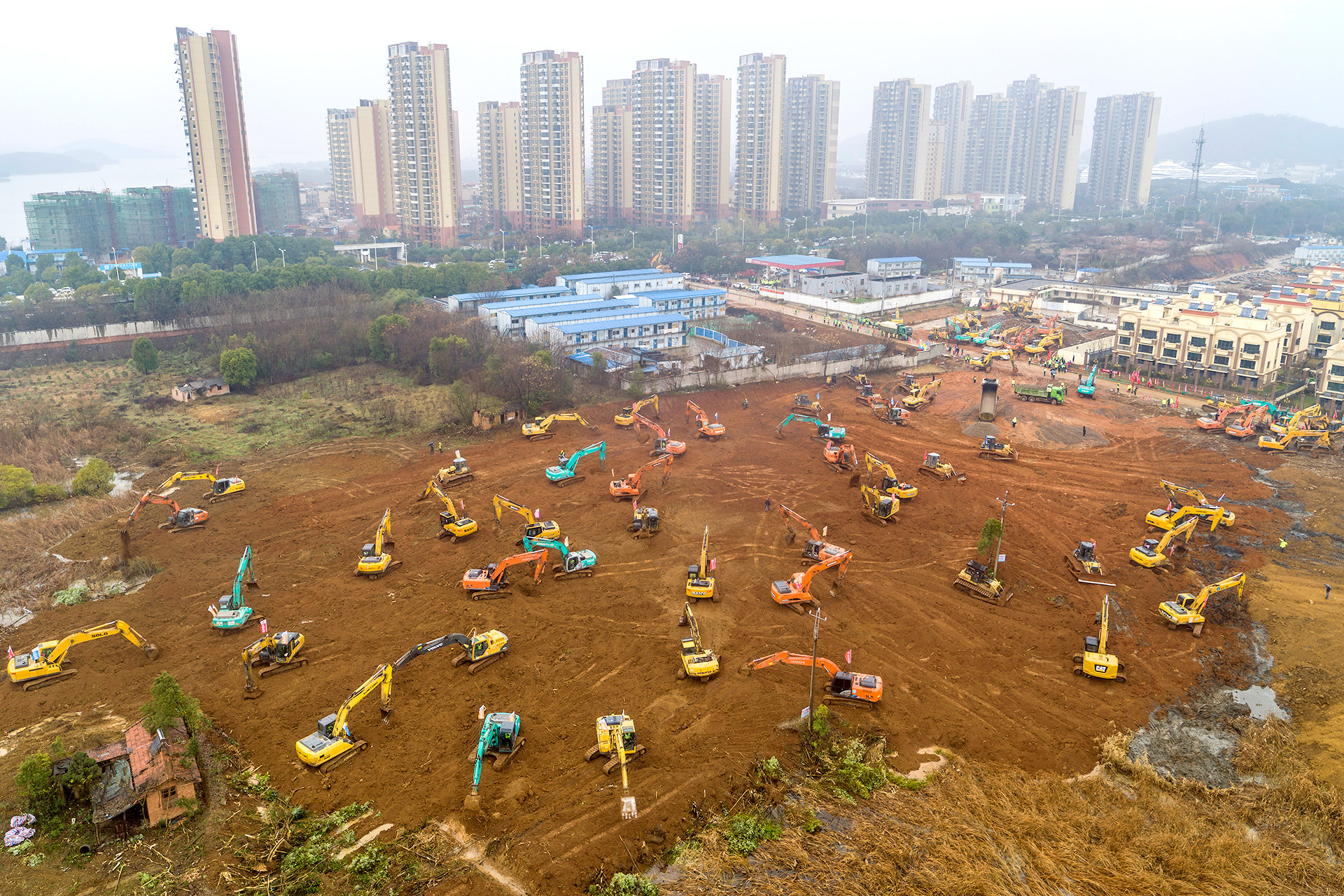 Esta fotografía aérea del 24 de enero de 2020 muestra excavadoras en el sitio de construcción de un nuevo hospital que se está construyendo para tratar a pacientes de un brote de virus mortal en Wuhan, en la provincia central de Hubei en China (STR / AFP)
