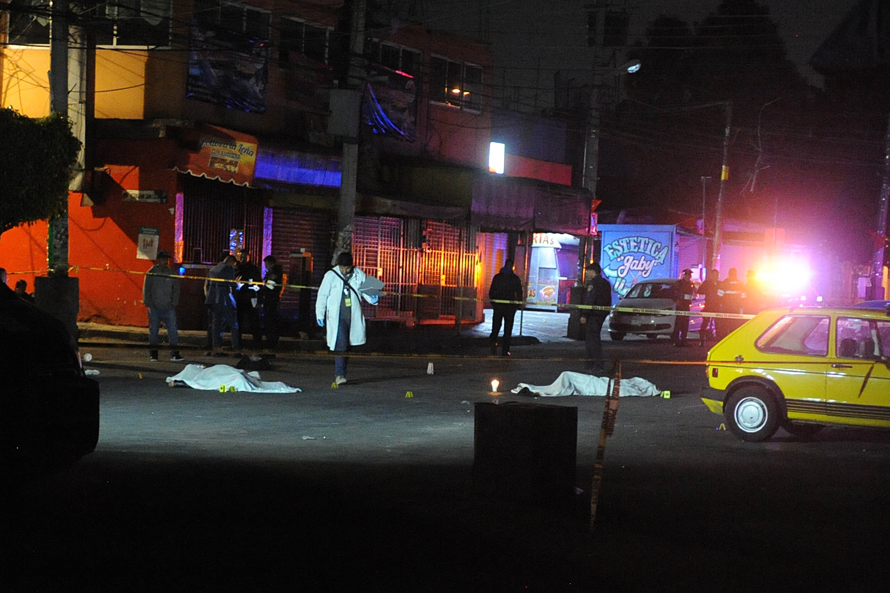 Dos personas perdieron la vida con impactos de arma de fuego en la colonia Zapotitla, de la alcaldía Tláhuac.
Foto: LUIS CARBAYO /CUARTOSCURO