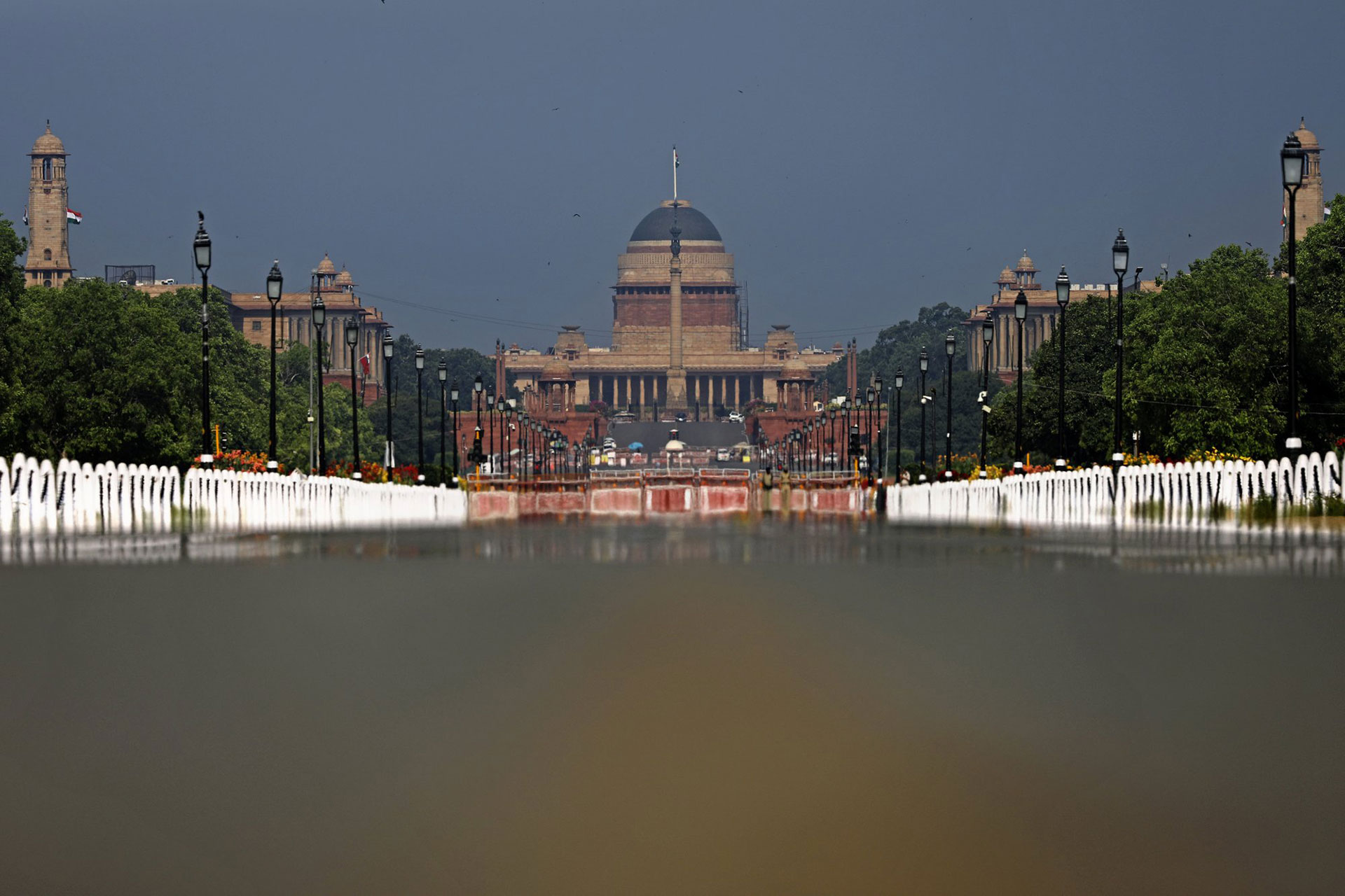 Rajpath, el bulevar ceremonial de la India, en Nueva Delhi, está desierto el 27 de abril de 2020. (Foto AP / Altaf Qadri)
