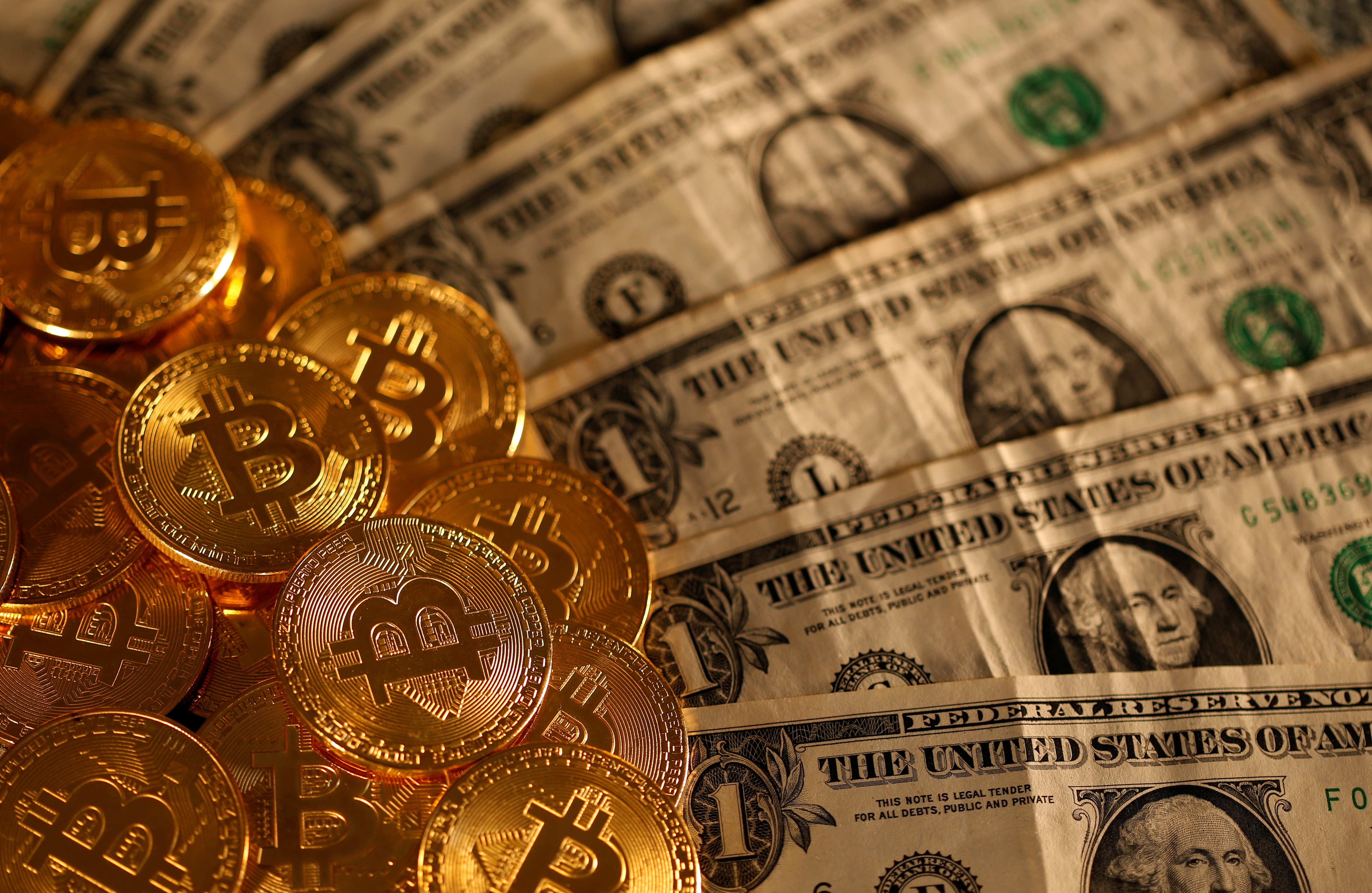 Por estas horas, el Bitcoin cotiza a unos USD 9.700 (REUTERS/Dado Ruvic/Illustration)