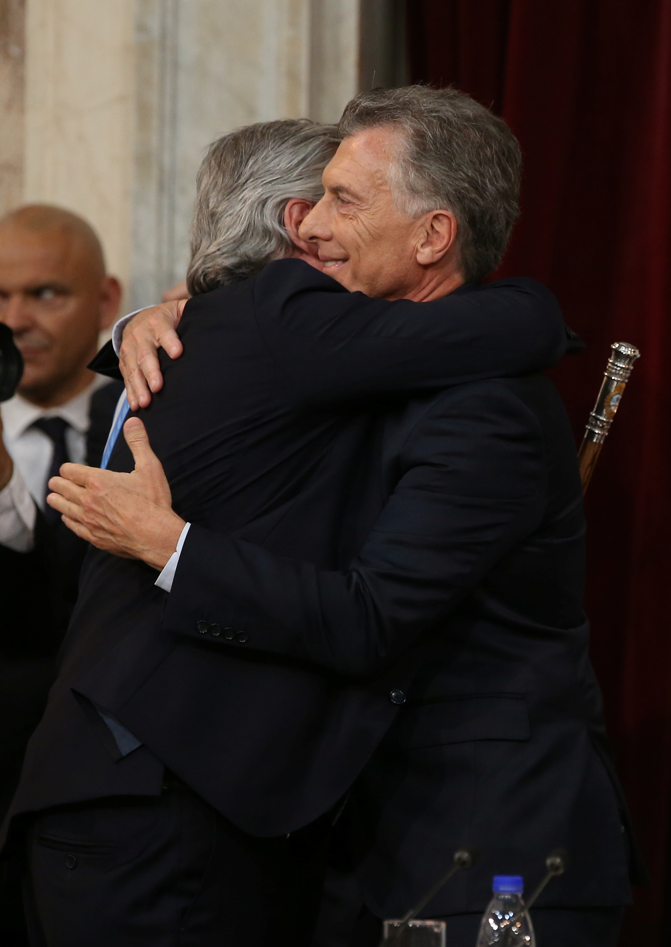 El abrazo entre el presidente electo Alberto Fernández y el saliente, Mauricio Macri