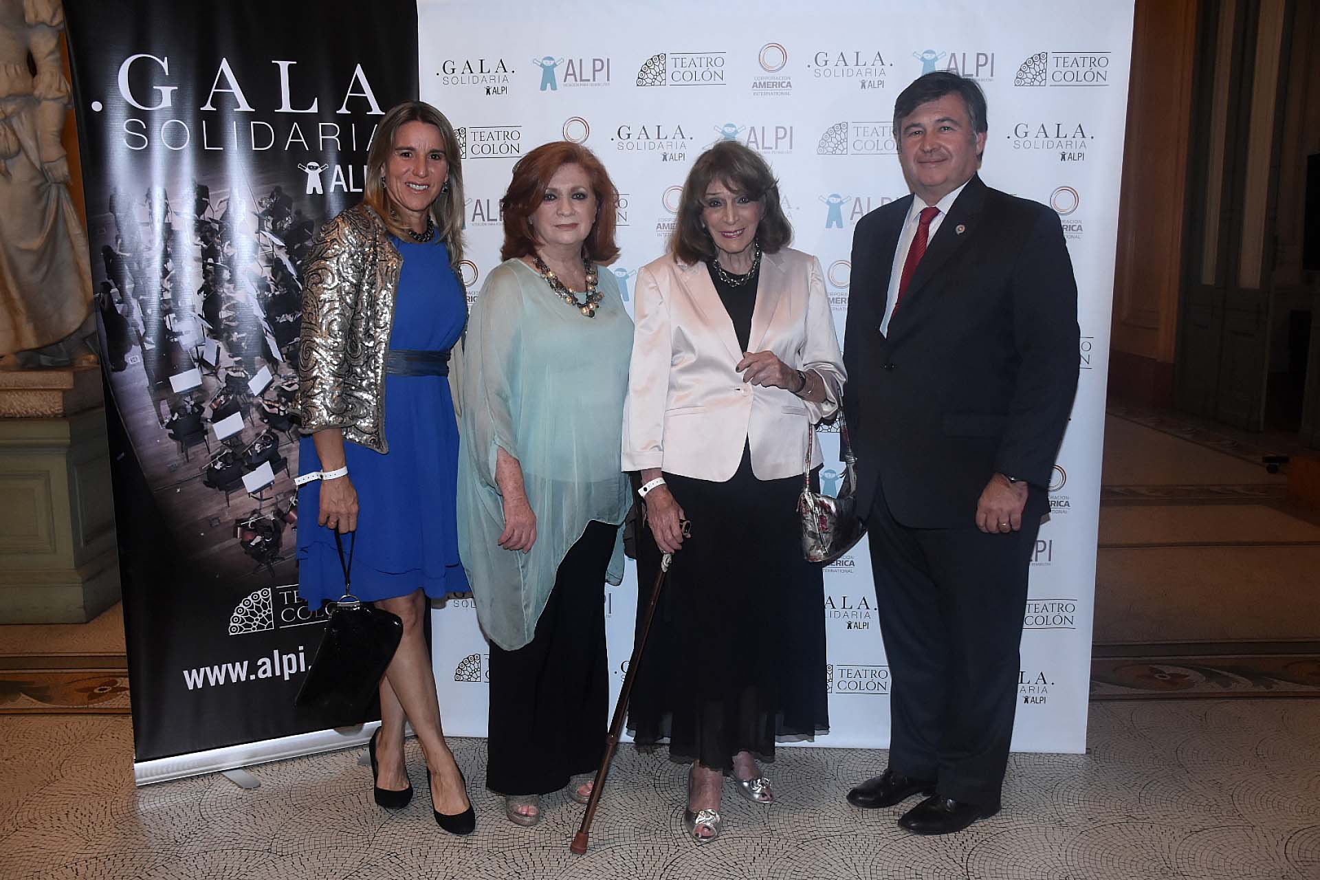 Teresa González Fernández junto a Magdalena Ruíz Guiñazú y Daniel Pelegrina