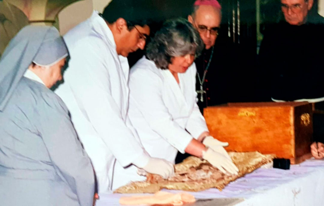 La doctora Adriana Mendía, junto al doctor Néstor Botas y el Obispo Luis Mollaghan -designaado por el entonces arzobispo Bergoglio- en la exhumación de la Beata.