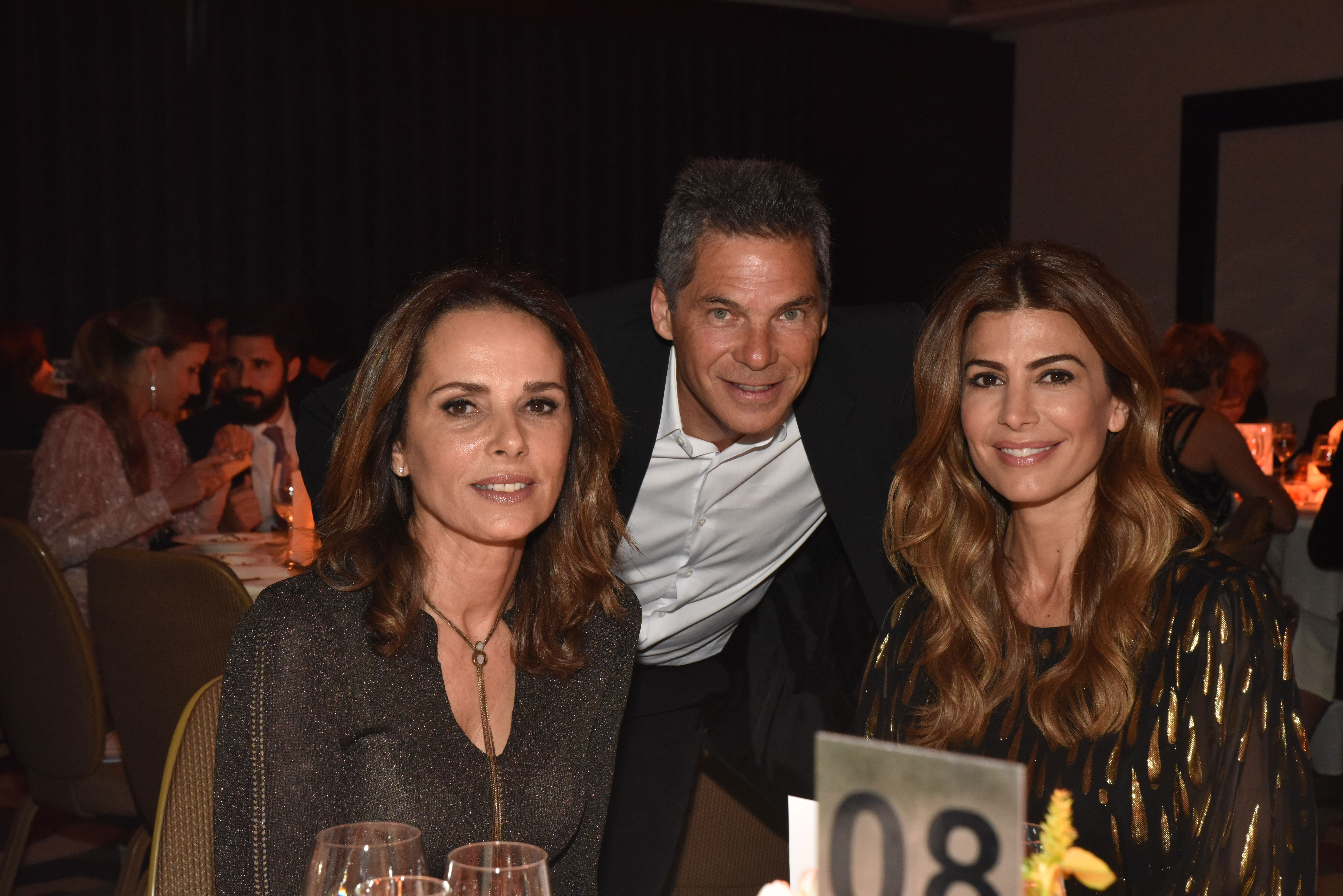 Nathalie y Calilo Sielecki junto a Juliana Awada