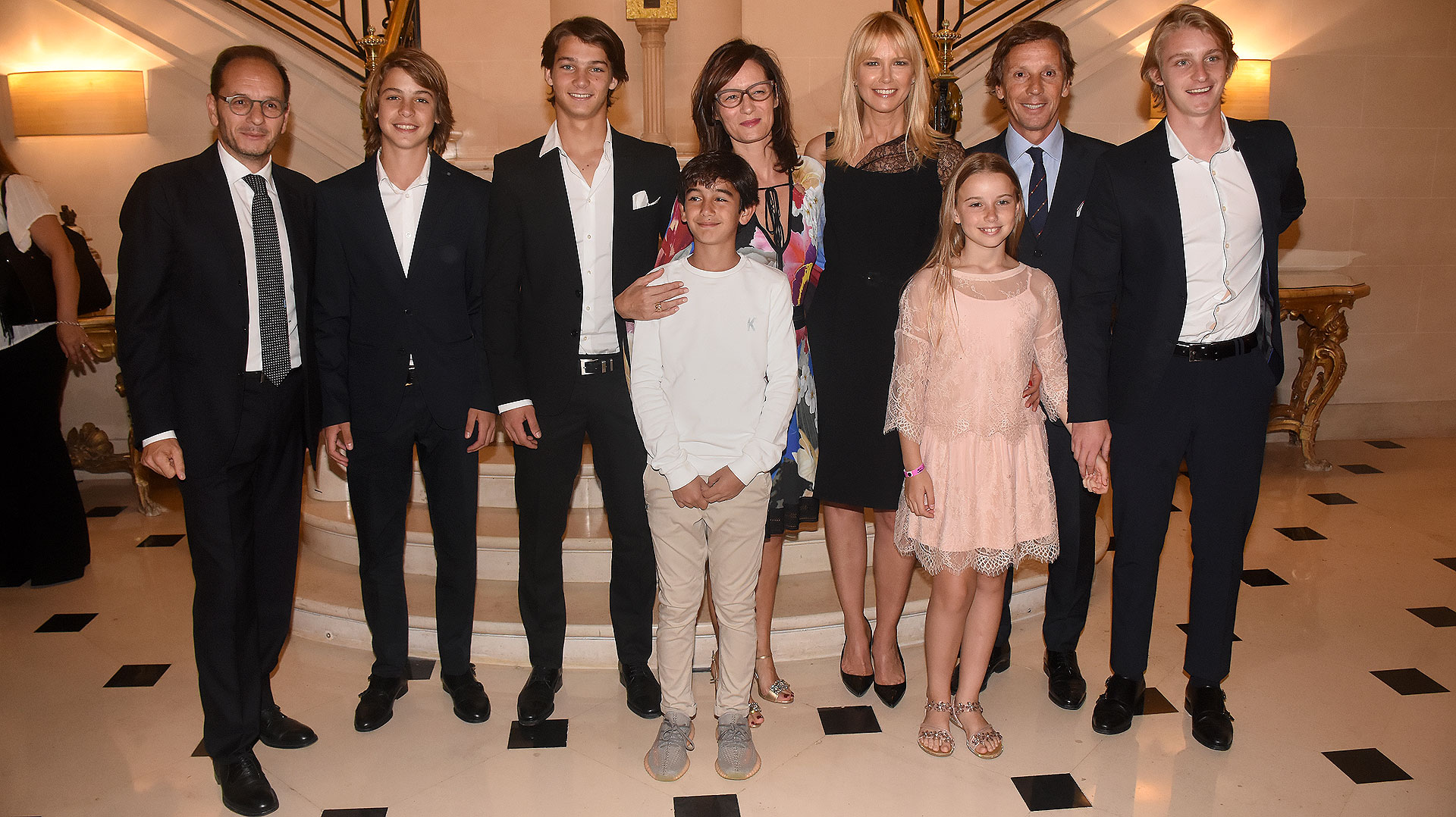 Giuseppe Manzo junto a su mujer Alma y su hijo Federico; Valeria Mazza, Alejandro Gravier y sus hijos Balthazar, Tiziano, Benicio y Taína