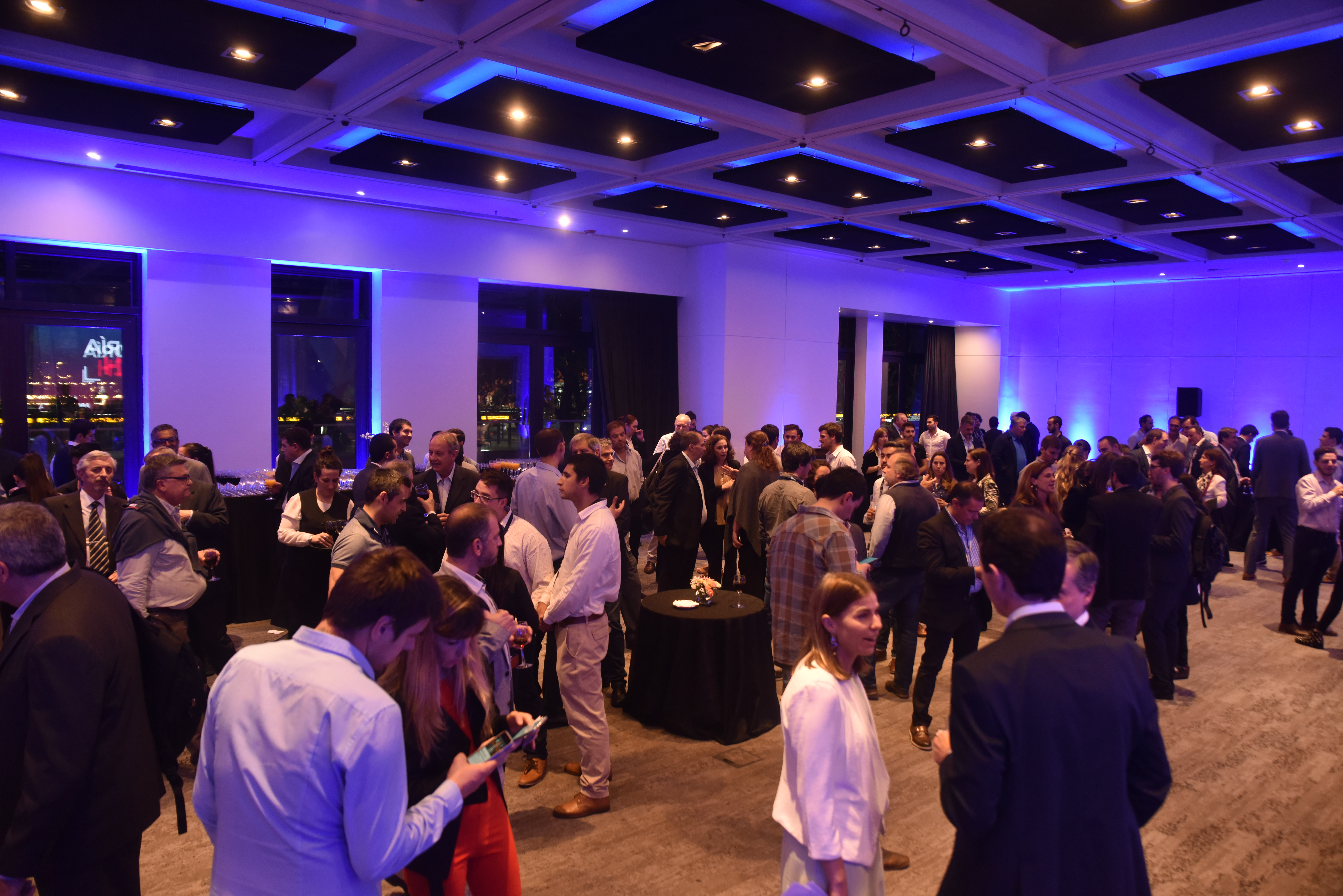 En el cocktail inaugural estuvieron los integrantes de los proyectos finalistas, así como miembros del jurado y directivos de las universidades (Franco Fafasuli)