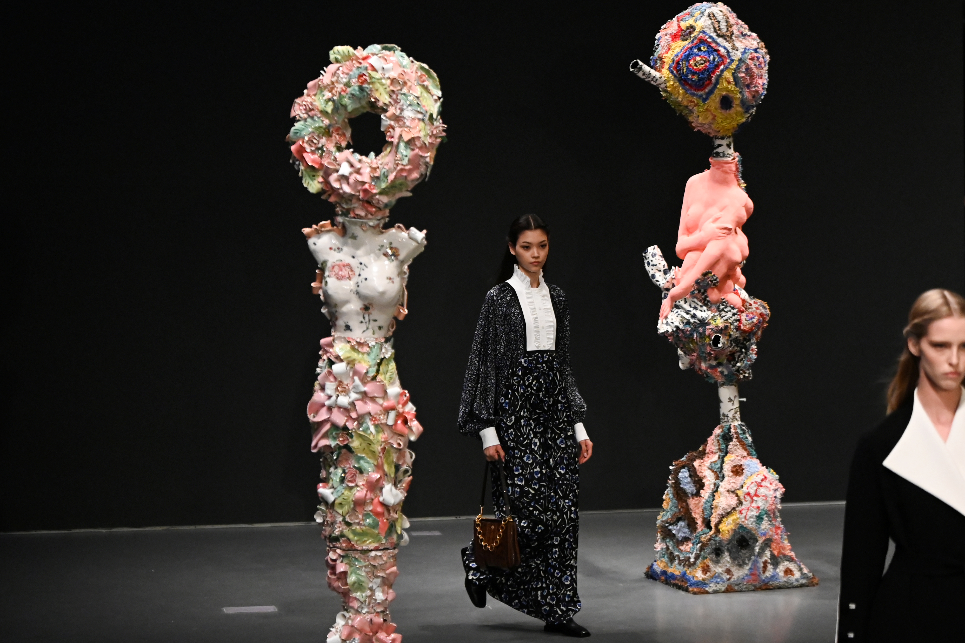 La vuelta de las camisas con jabot. Burch las incorporó a su colección de indumentaria para complementar a las faldas largas estampadas. En cuanto a accesorios, las carteras con correas cortas son el éxito de la temporada