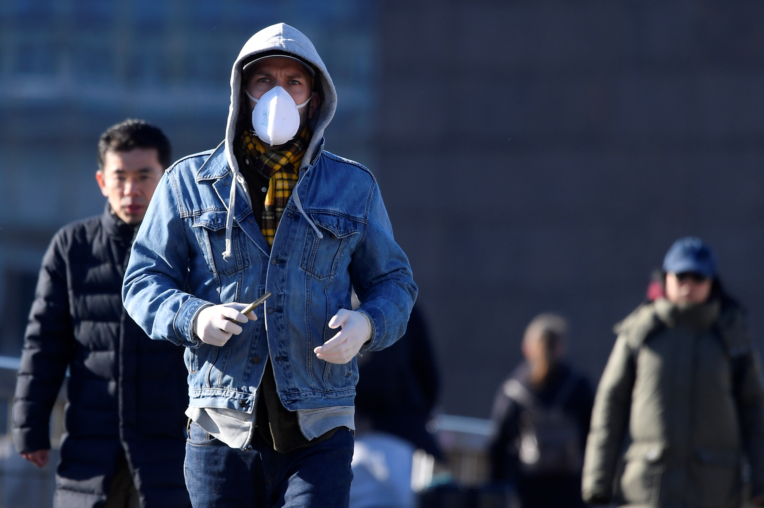 Un hombre cruza el London Bridge con una mascarilla (REUTERS/Toby Melville)