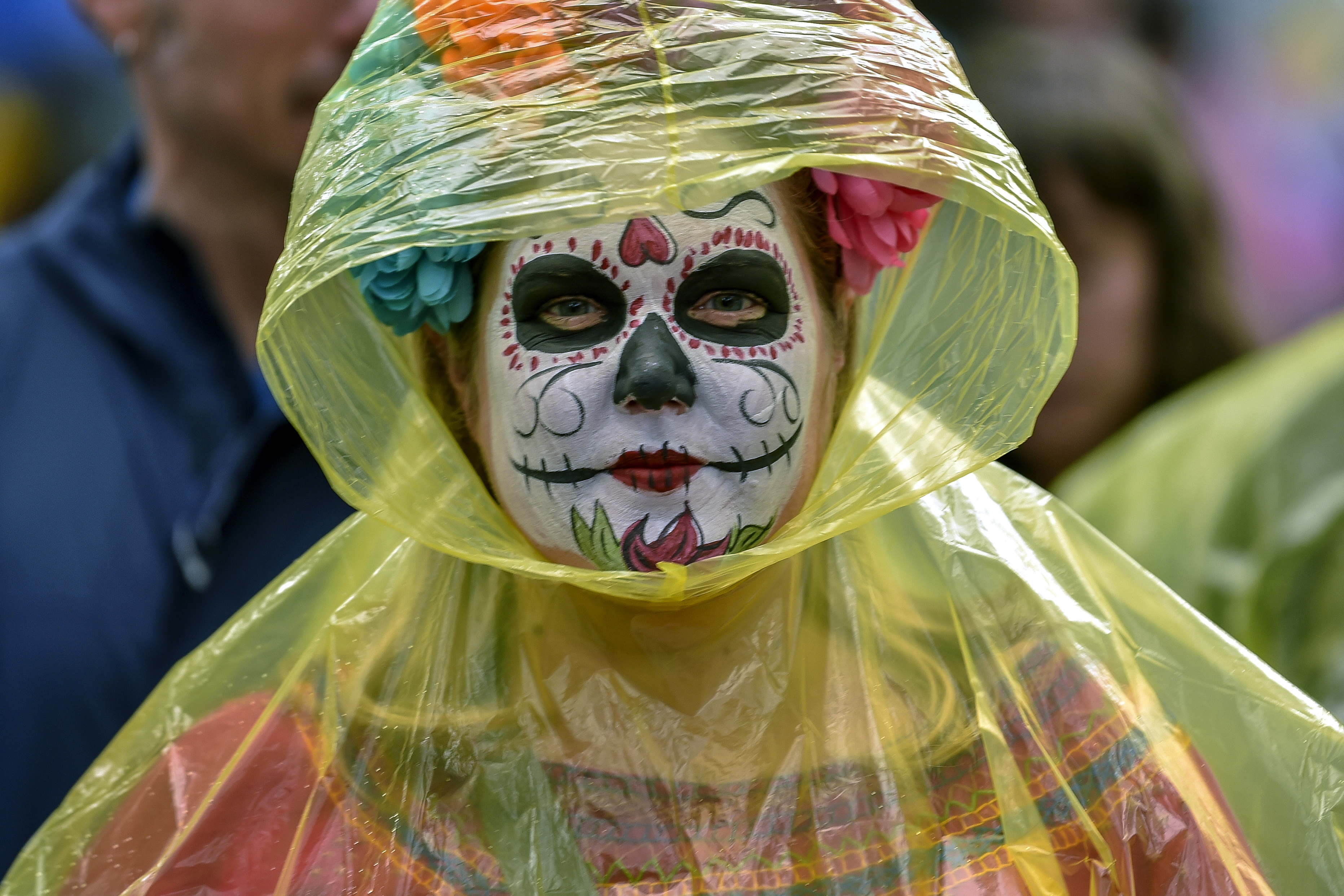 Una mujer ser proteje de la lluvia con una delgada capa de plástico (Foto: Pedro Pardo/AFP)