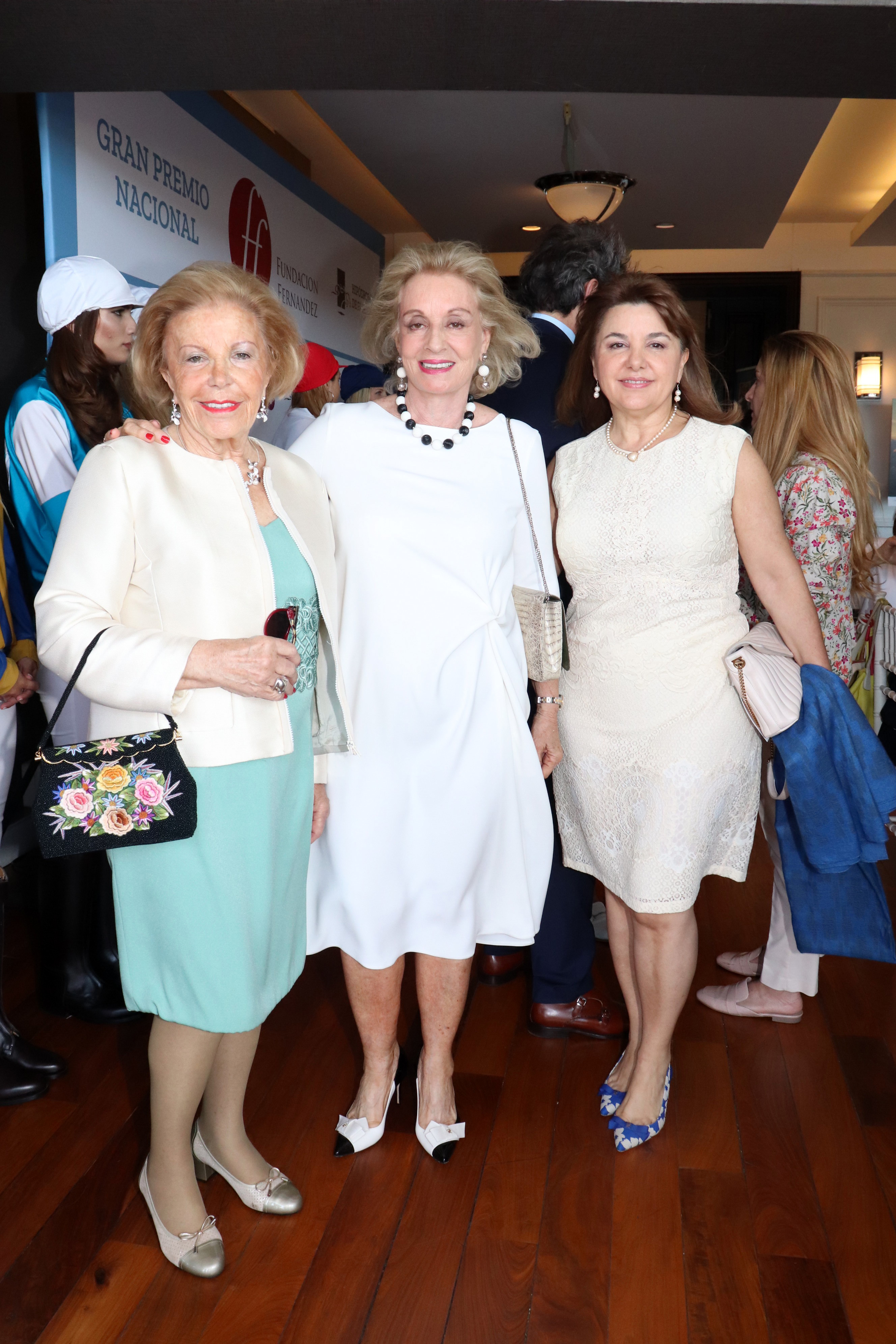 María del Carmen Álvarez Argüelles junto a Miriam Bagó y a Claudia Álvarez Argüelles