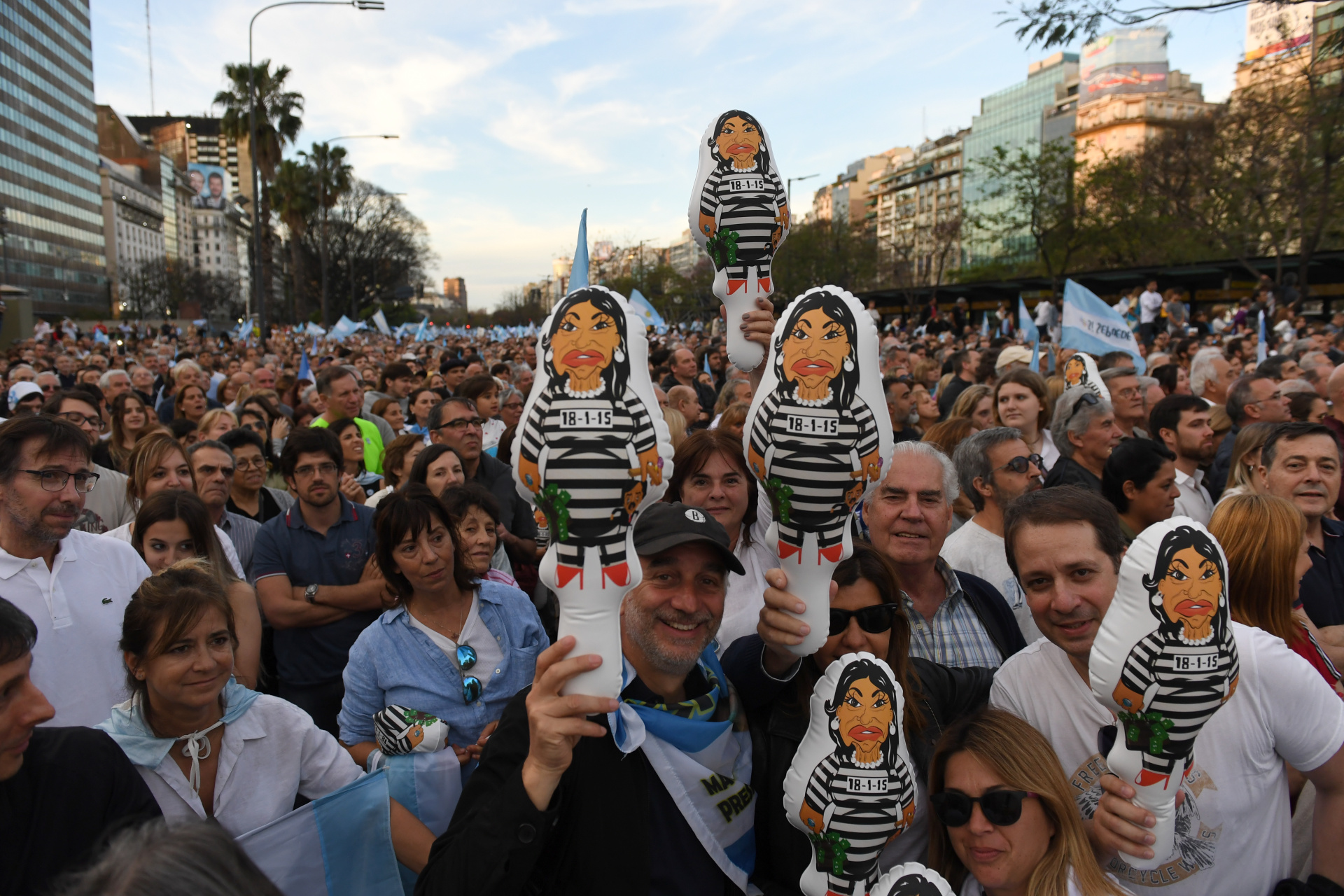 Merchandising del acto: muñecos que caricaturizan a Cristina Kirchner presa