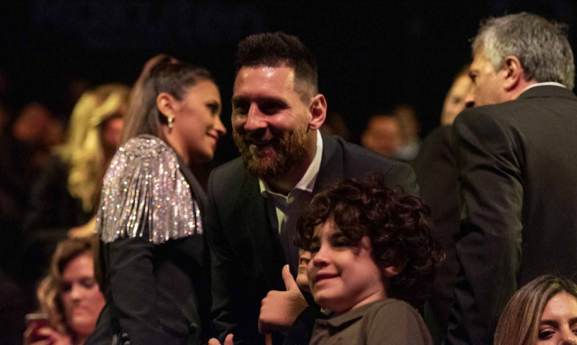 Lionel Messi compartiendo una foto junto a un niño que fue a ver el estreno del espectáculo sobre el astro futbolístico (Foto: Nancy Martínez)