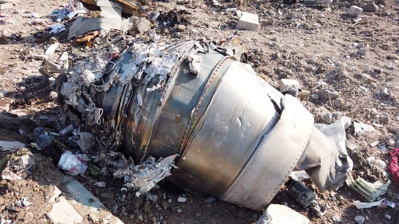 Los escombros del avión de Ukraine International Airlines que fue derribado después de despegar del aeropuerto Imam Jomeini de Irán, en las afueras de Teherán, Irán el 8 de enero de 2020 (Reuters)