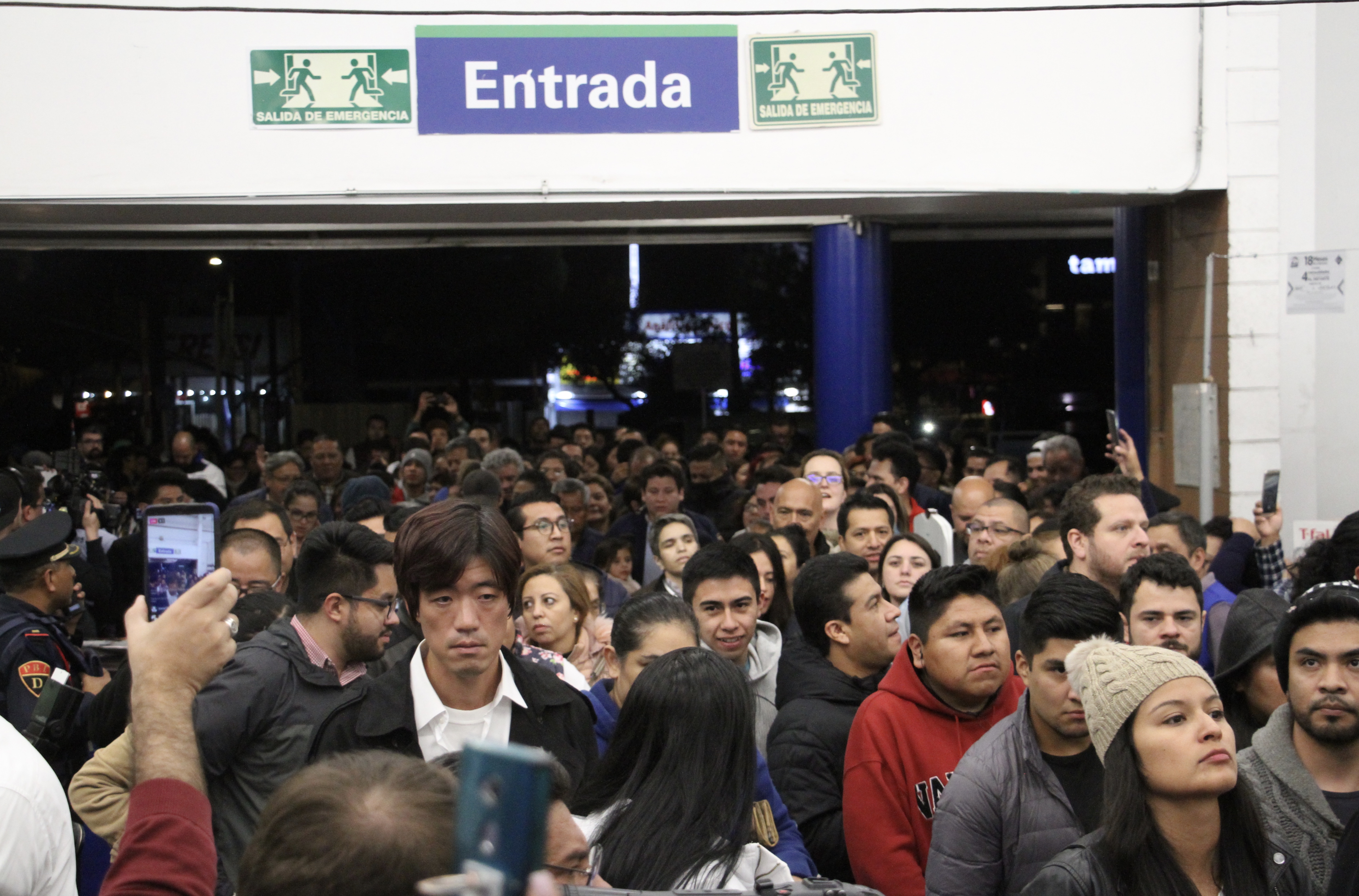 Las personas se arremolina en la entrada de las tiendas departamentales con tal de ser los primeros en entrar (Foto: Cuartoscuro)