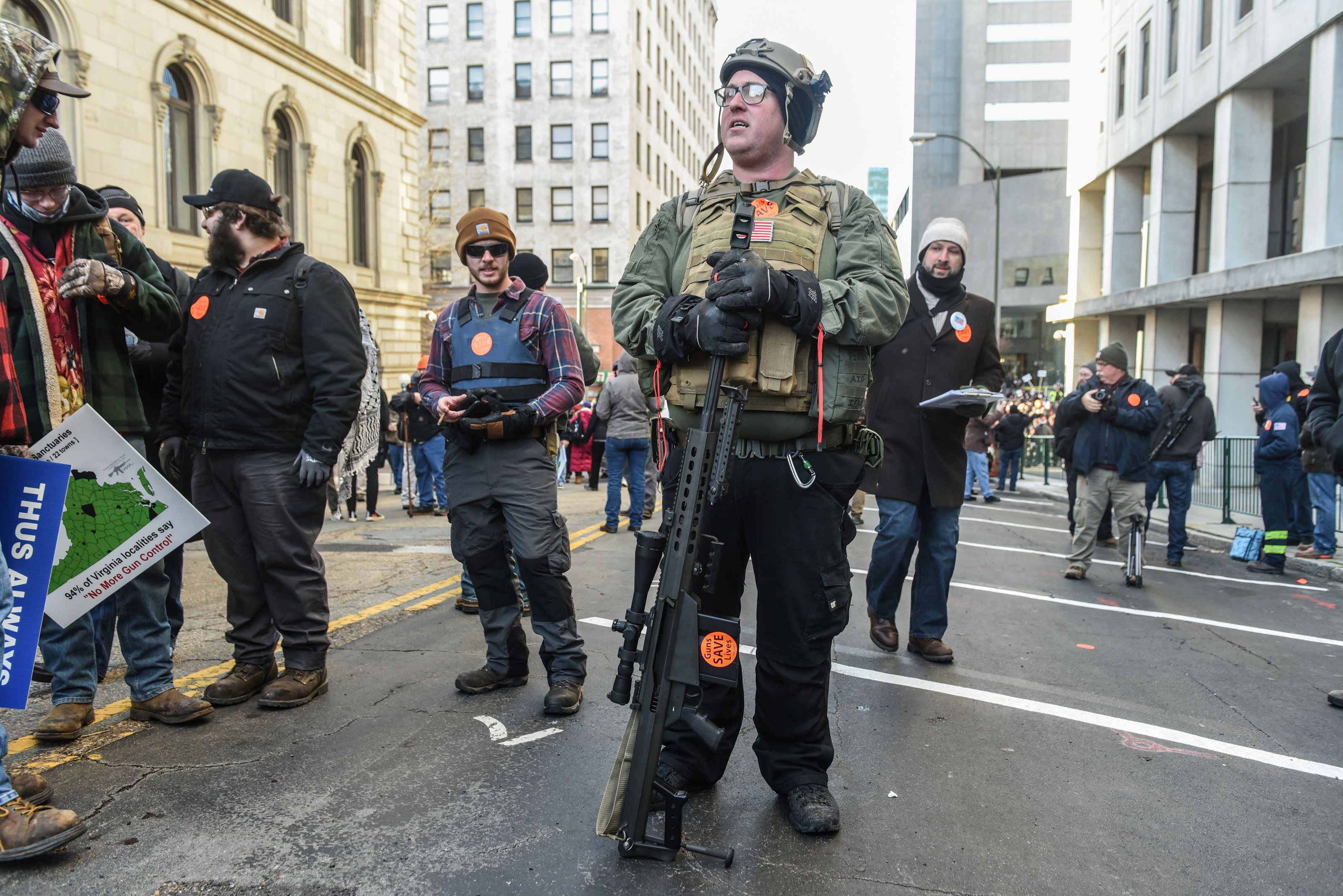 Un activista portando un fusil anti-material calibre 12,7x99mm que parece ser similar al Barrett M82. Estas armas militares están diseñadas para destruir vehículos ligeros sin blindaje, y el efecto en el cuerpo humano es devastador (REUTERS/Stephanie Keith)