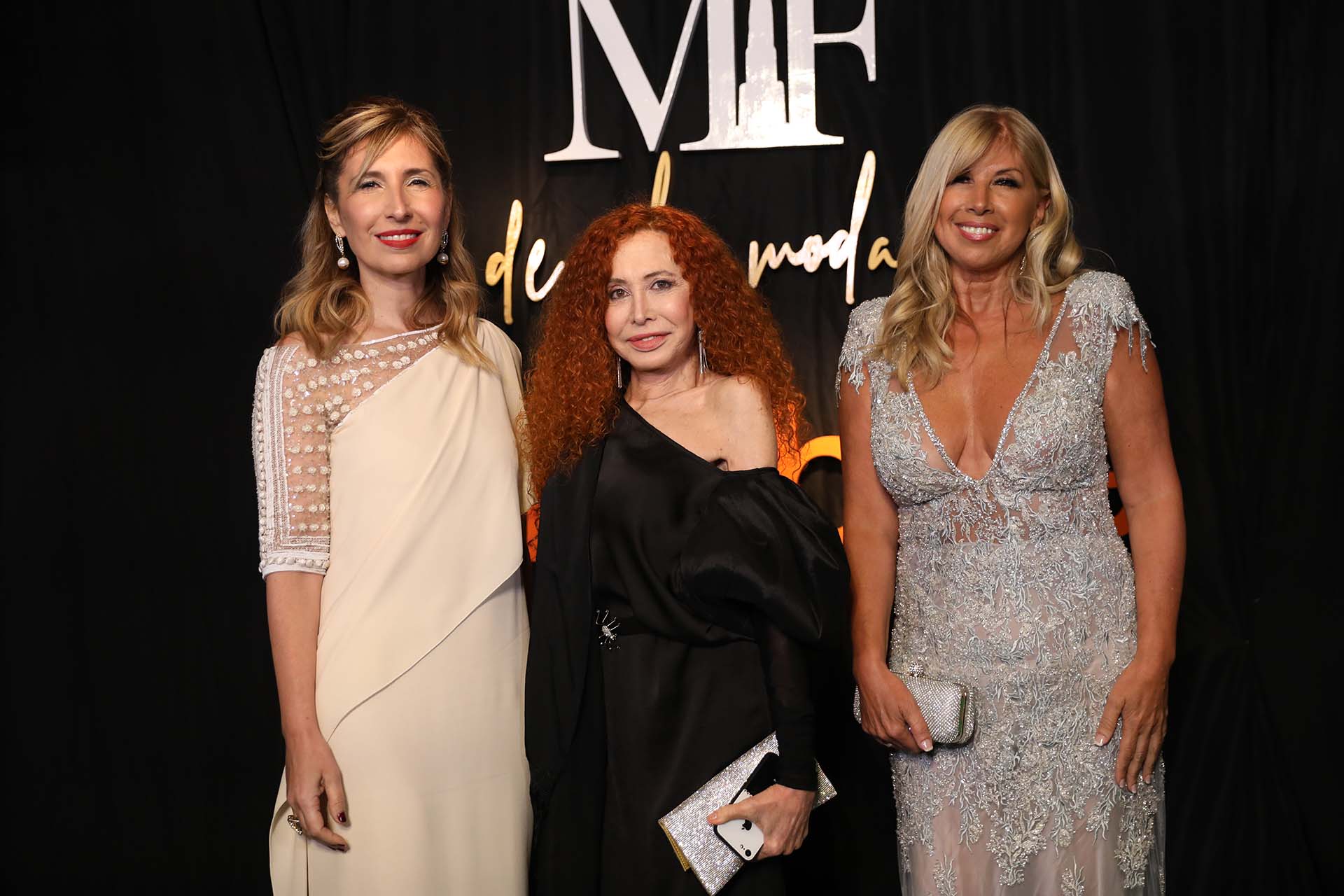 Flavia Fernández, miembro de APTRA lució un Valentino estilo vintage y zapatos de Gucci junto a las diseñadoras Dinar y Arce