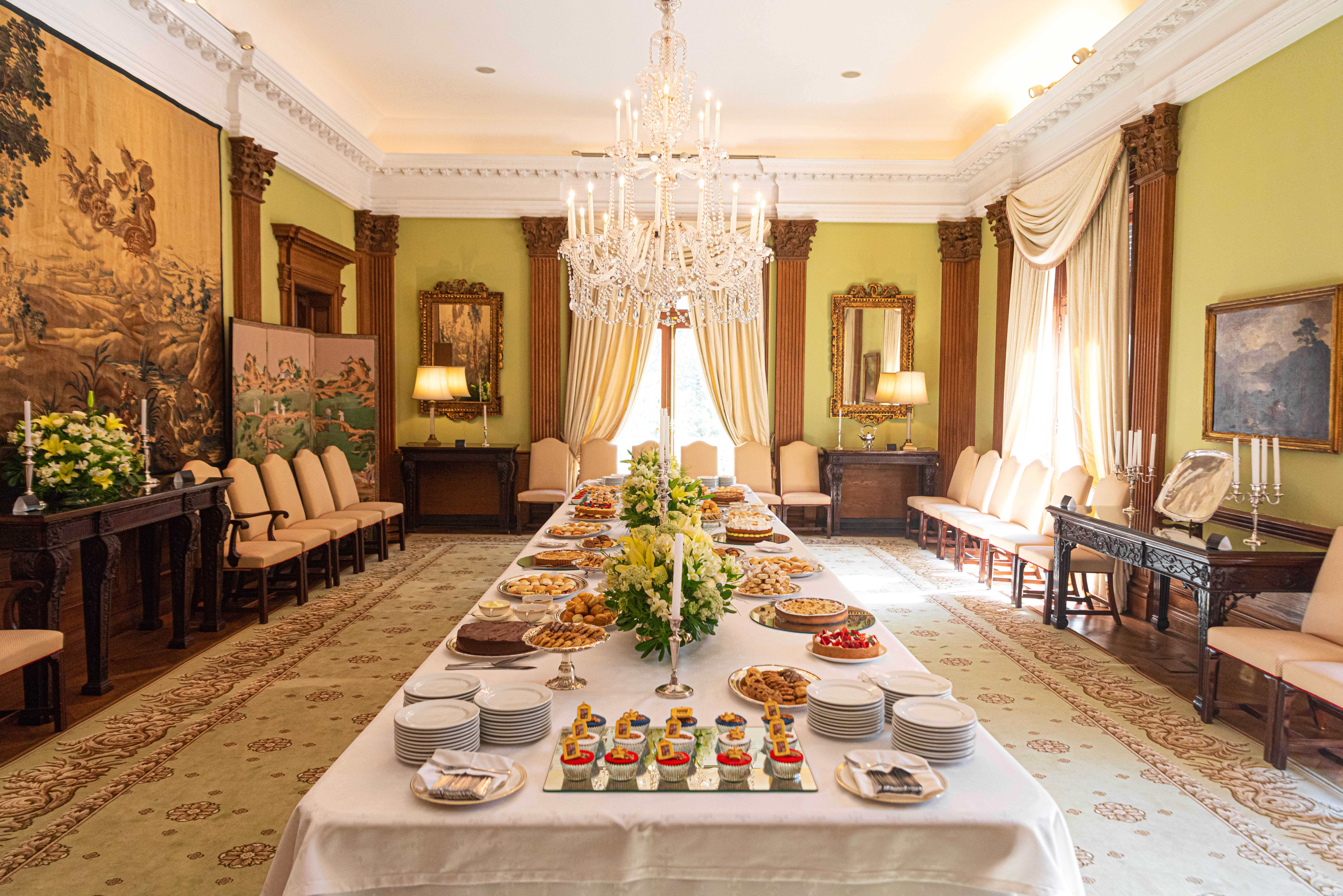 La imponente mesa preparada para recibir a los invitados