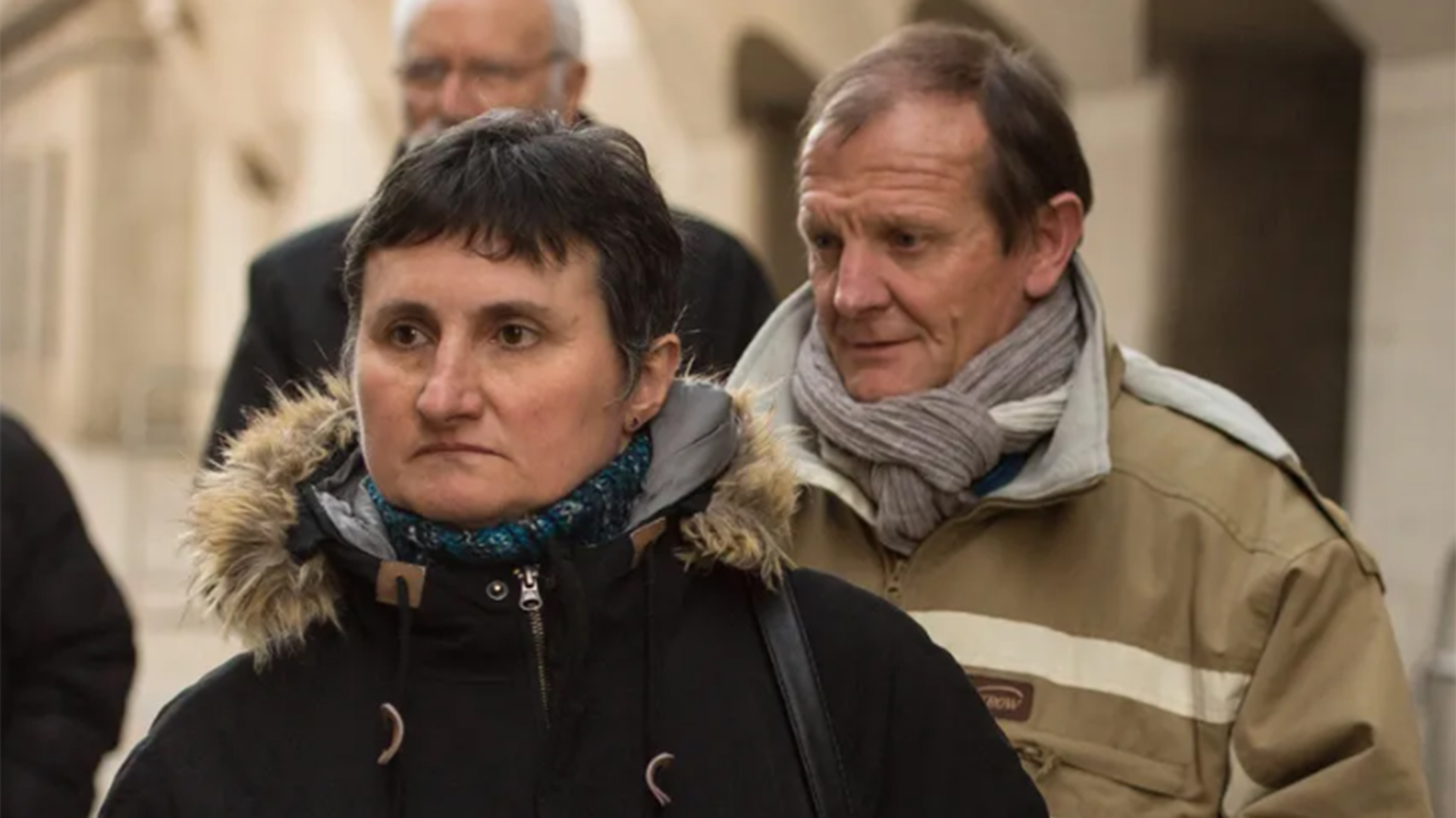 Catherine Devallonne y Patrick Lionnetlos padres de Sophie desconocían el horror que estaba viviendo su hija: " Ellos la hicieron pasar hambre y la golpearon hasta que no pudo pelear más. son dos monstruos", dijeron (AP)
