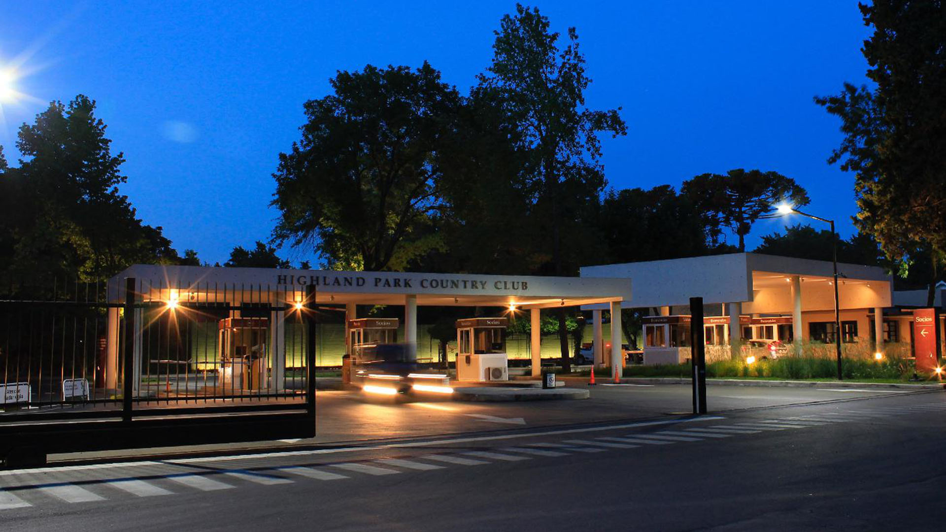Ingreso al barrio privado “Highland Park Country Club”, en Pilar.