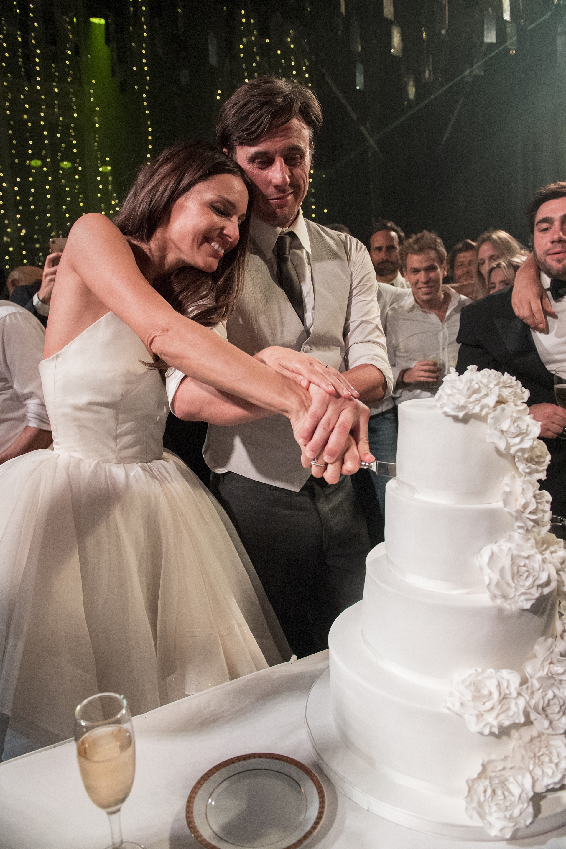 Los novios cortan la torta de casamiento