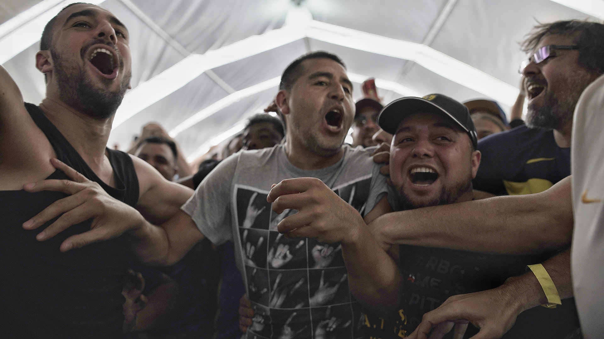 Riquelme fue a votar en medio de un tumulto de hinchas (Pablo Barrera)