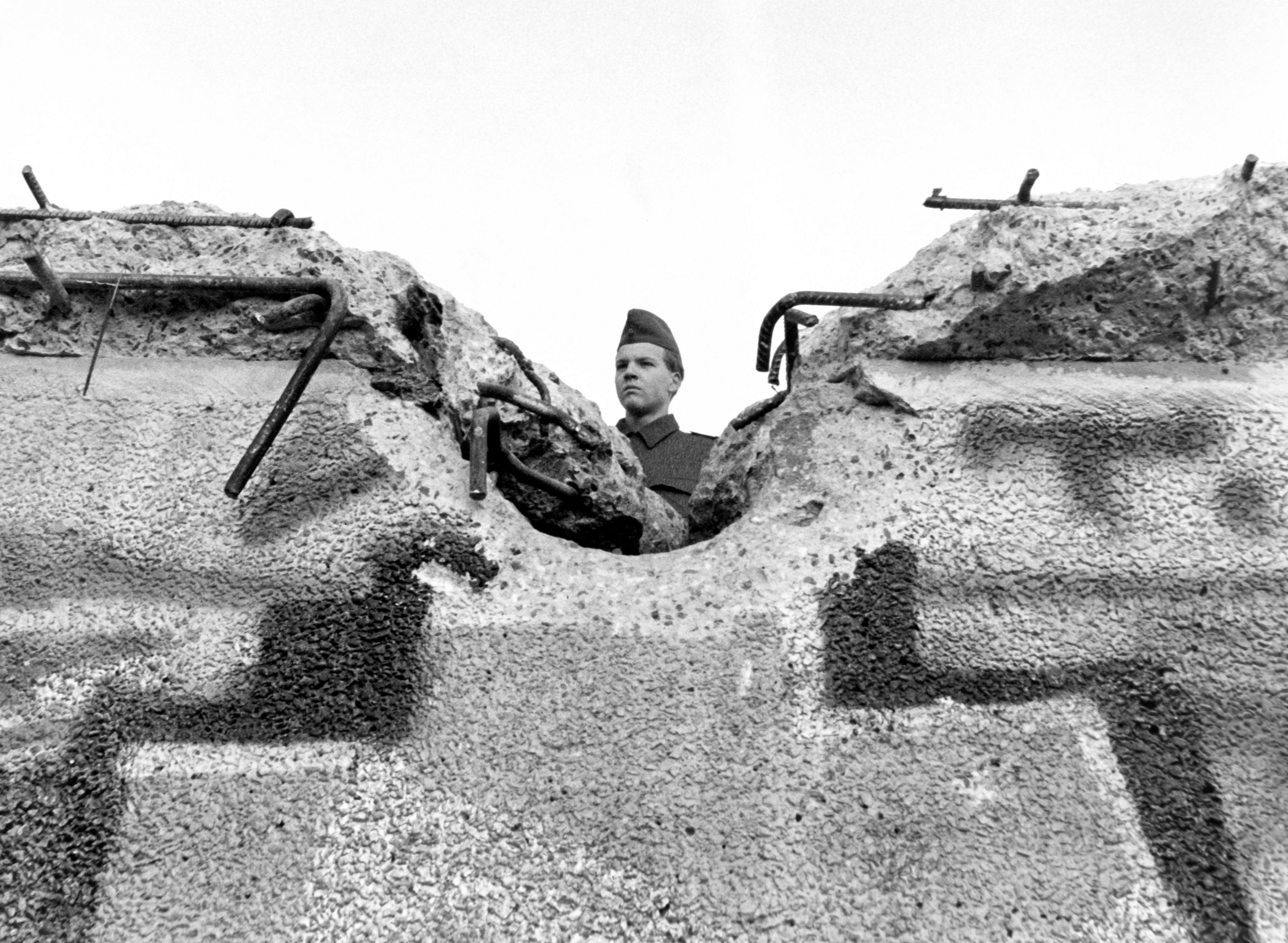 Un guardia mira a través del muro el 12 de noviembre de 1989.