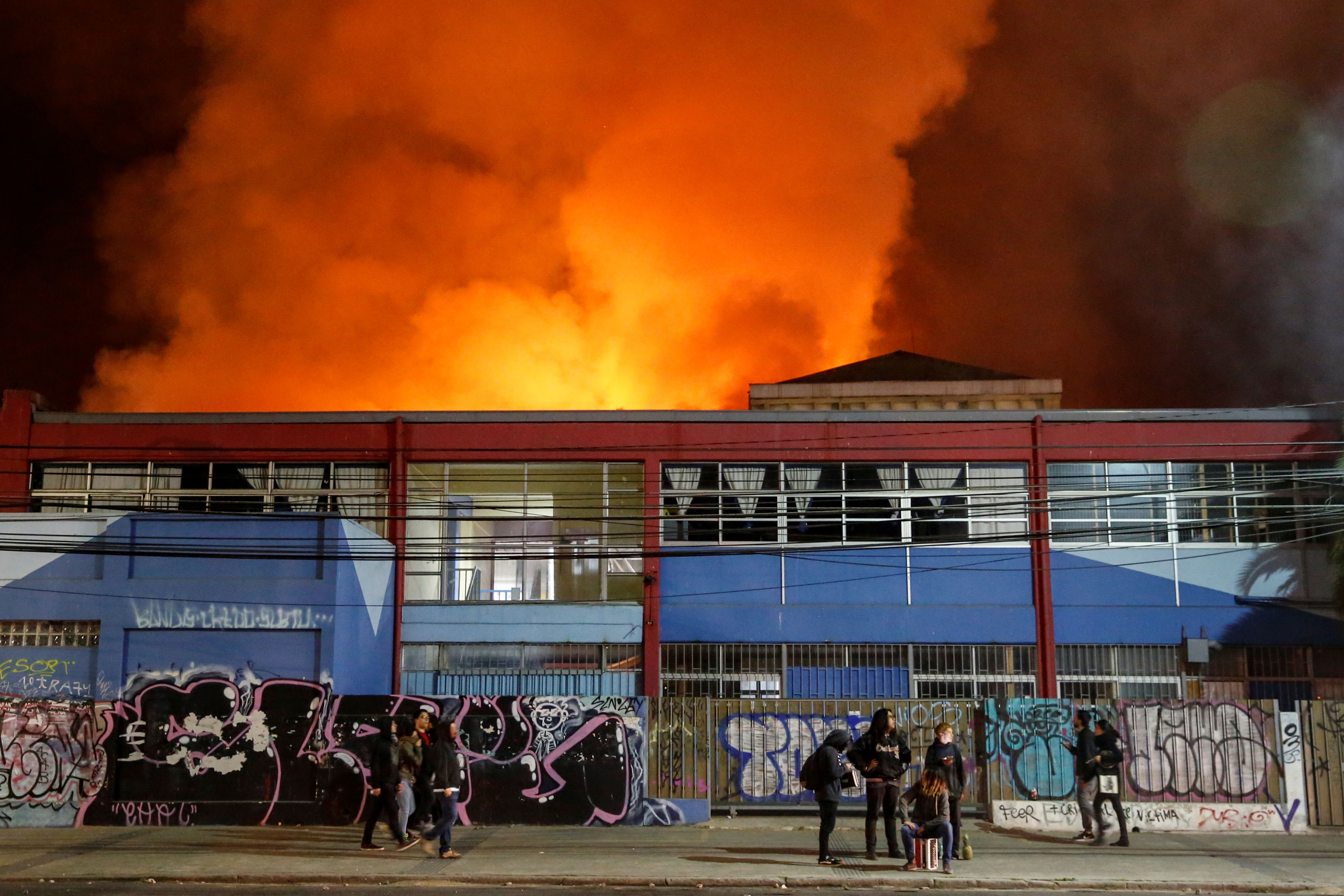 Desde de las 3:00 horas de la madrugada no se registraron situaciones violentas de importancia pero los incendios todavía perduraban.