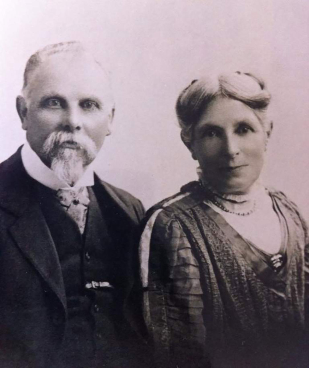 Los padres de Elena Greenhill, John y Frances