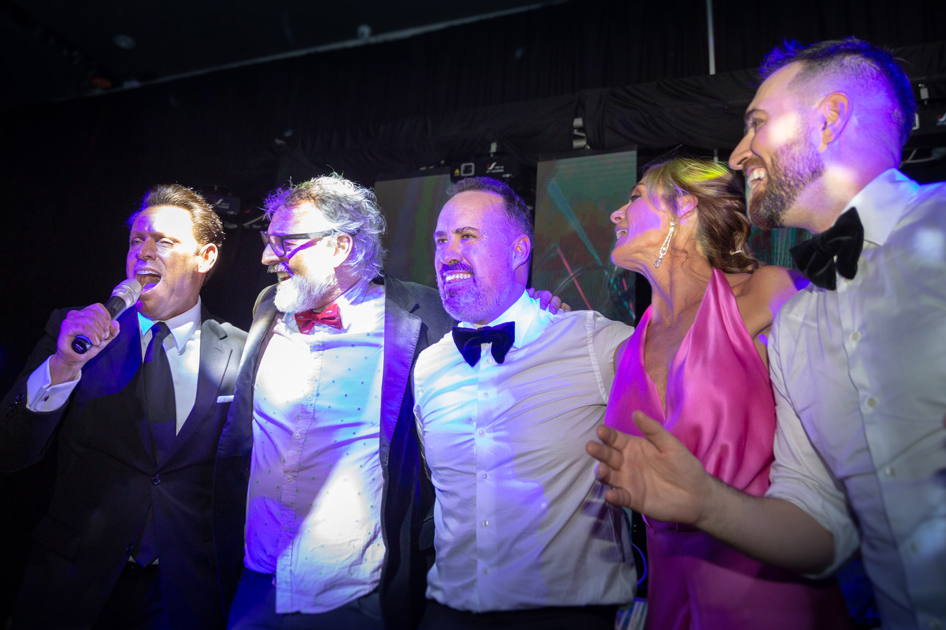 Los invitados se divirtieron con Luis Rey, el imitador de Luis Miguel. En la foto, los flamantes esposos bailando con Benito Fernández,y Paula Trapani