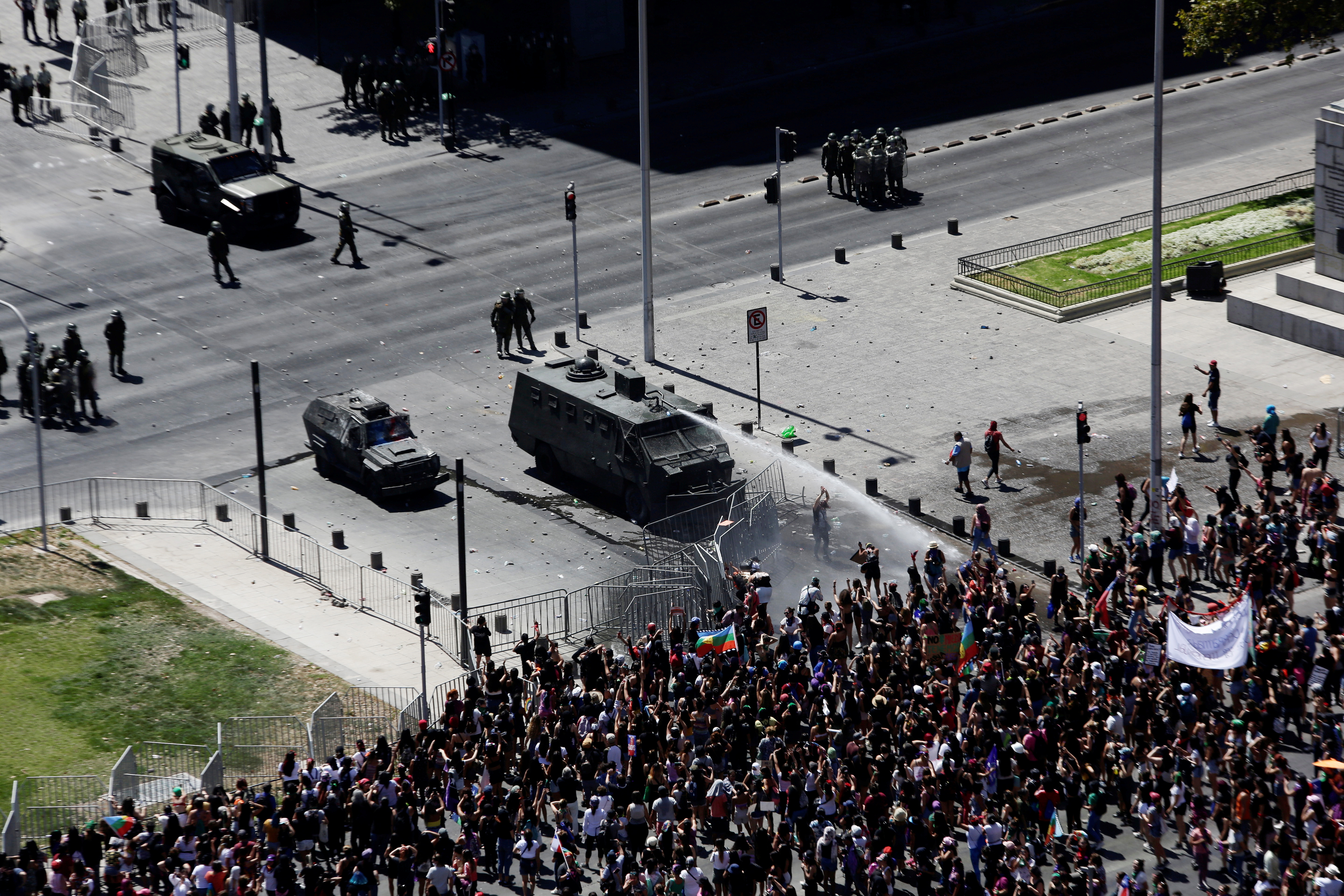 La policía antidisturbios usa un cañón de agua durante el Día Internacional de la Mujer en Santiago, Chile, 8 de marzo de 2020. (REUTERS / Juan Gonzalez)