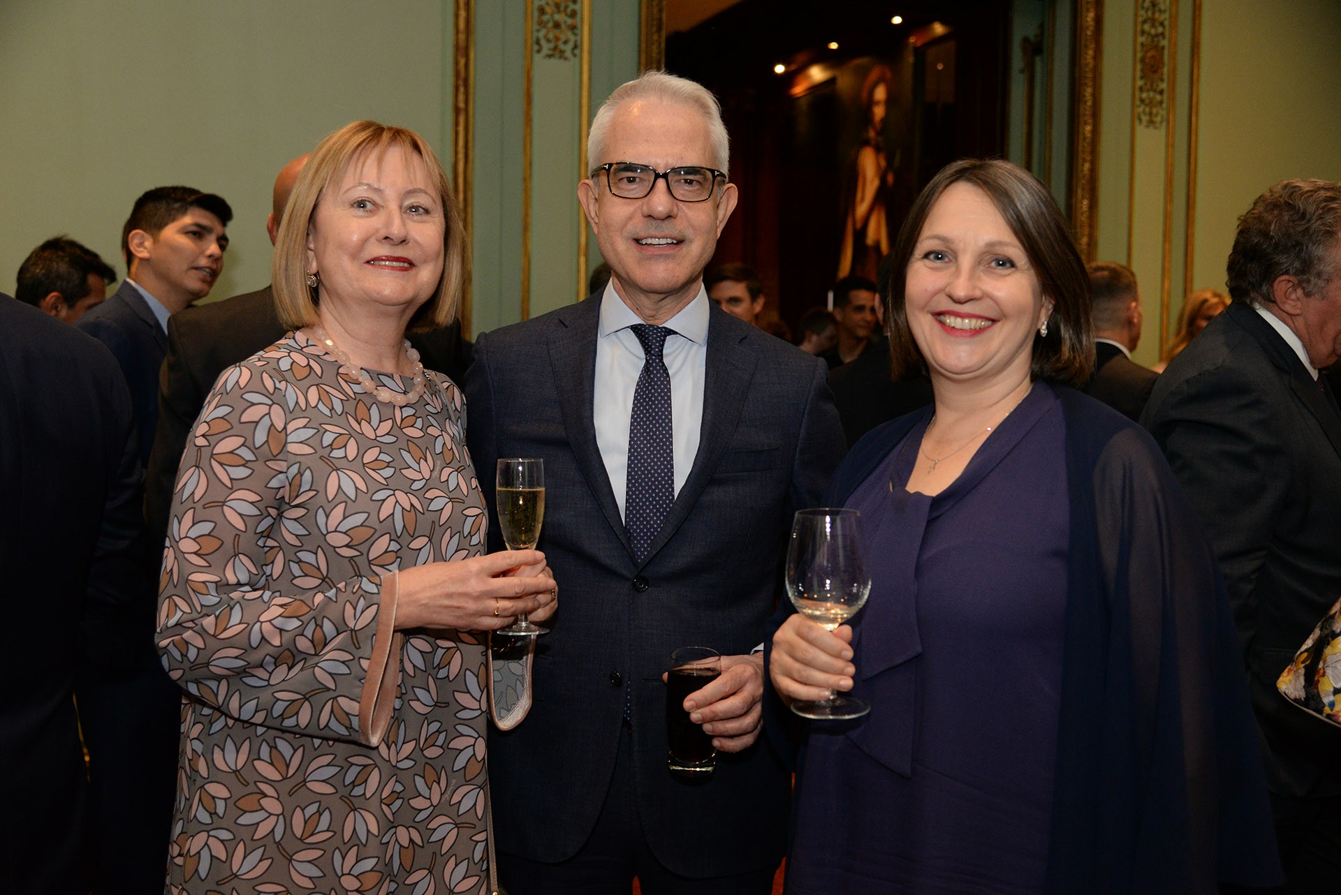 Duska Paravic, embajadora de Croacia; Dimitrios Zevelakis, embajador de Grecia; y Kirsi Vanamo-Santacruz, embajadora de Finlandia