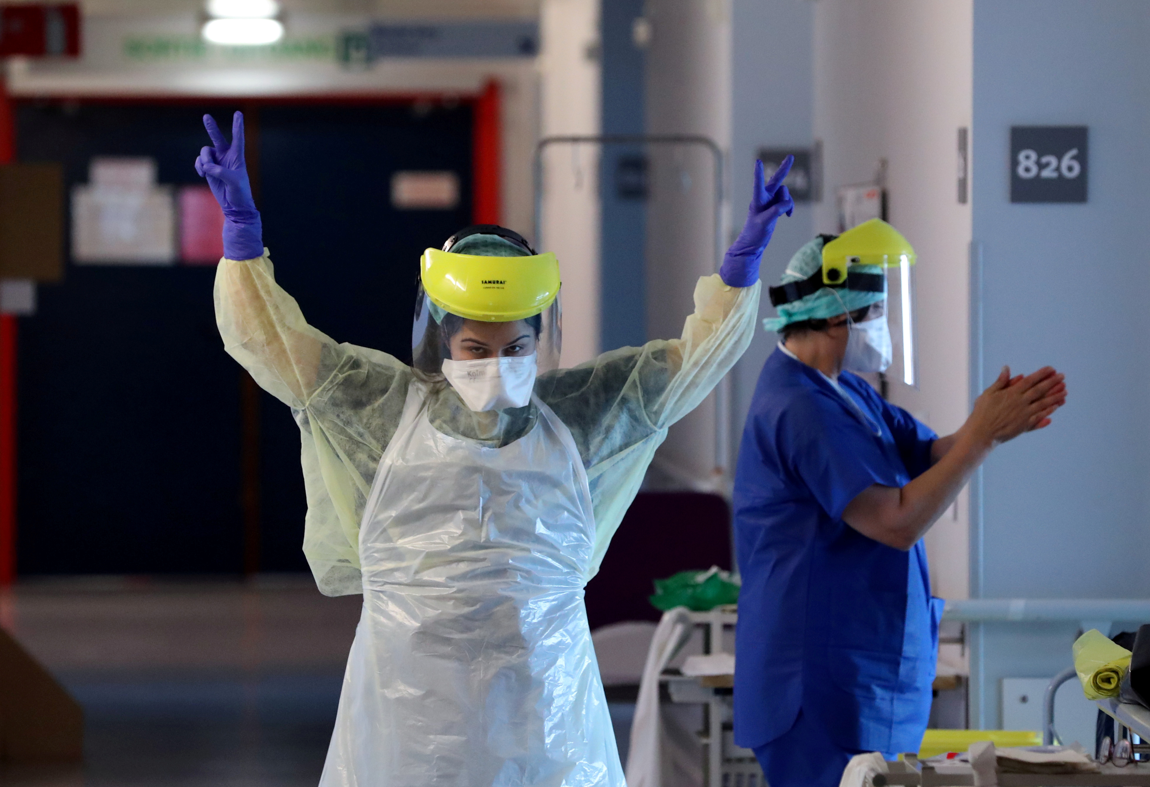 Profesionales de la salud se preparan para la atención de pacientes en Bruselas, Bélgica (REUTERS/Yves Herman)