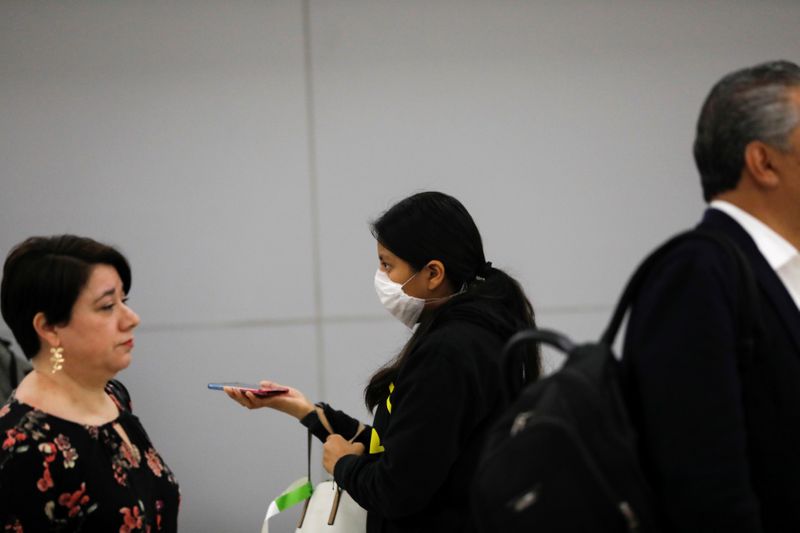 Mexicanos comienzan a tomar medidas necesarias para prevenir el contagio. (Foto. Reuters)
