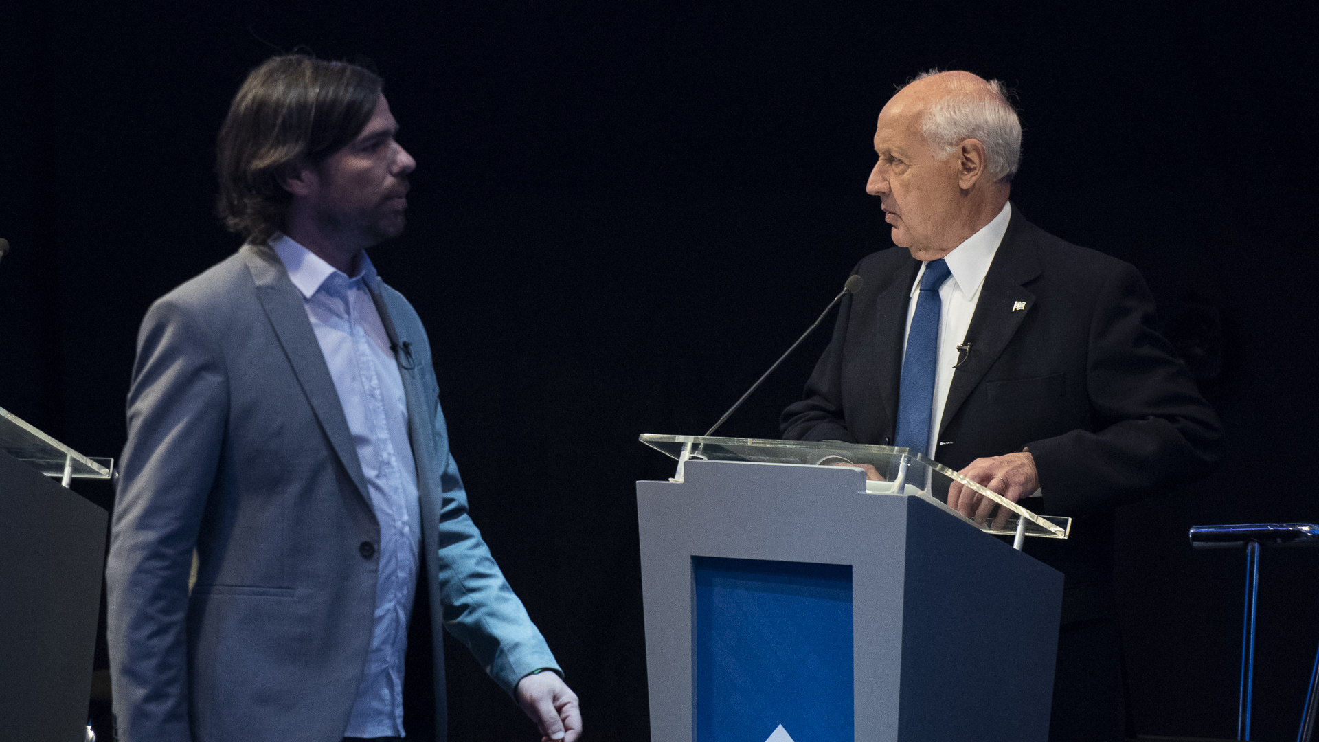 Nicolás del Caño y Roberto Lavagna durante el primer debate presidencial