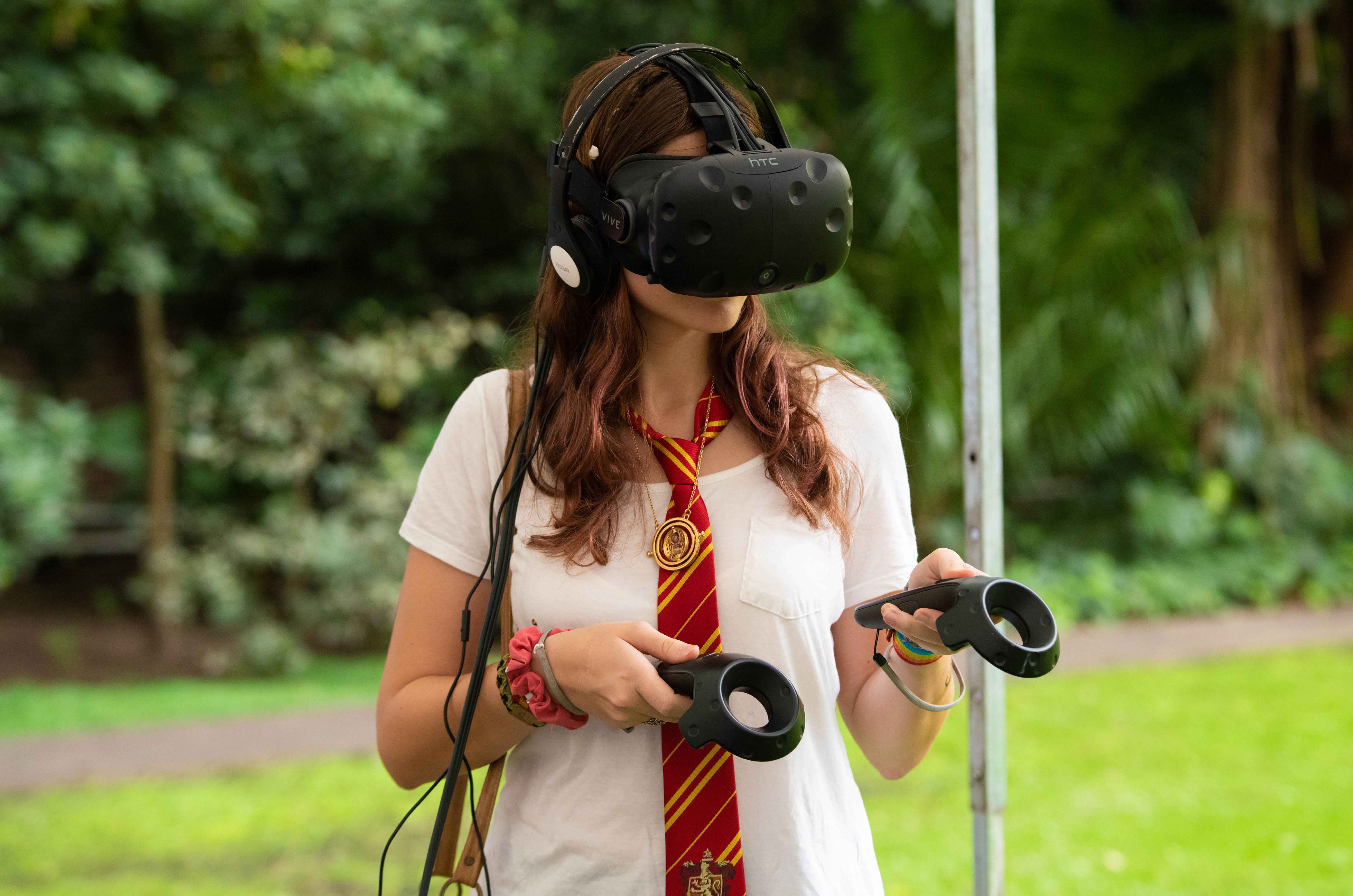 La actividad también invitaba a los fans a que experimenten la realidad virtual y puedan hacer hechizos en el castillo de Hogwarts