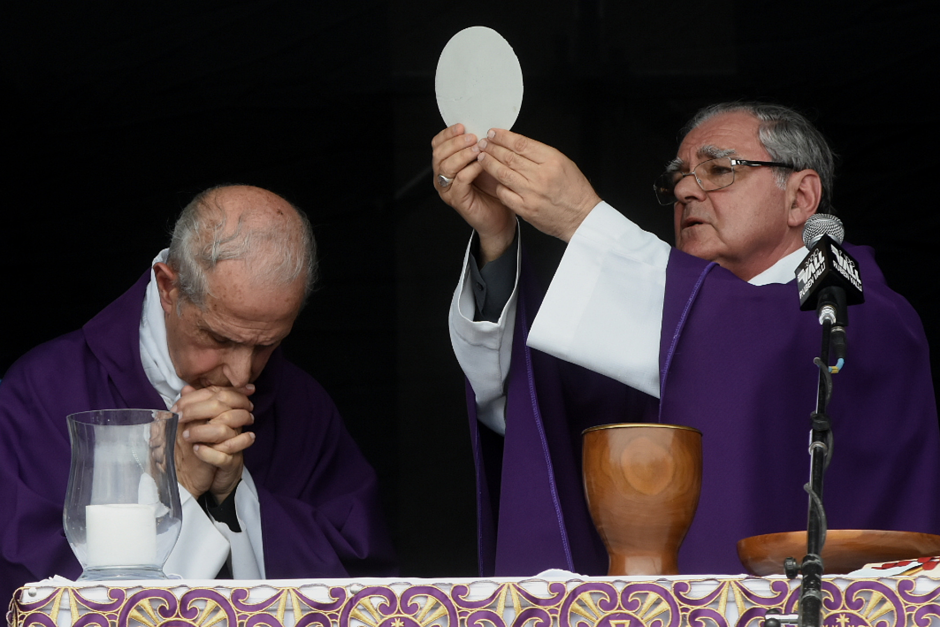 Mario Poli, arzobispo de Buenos Aires, y Oscar Ojea, obispo de San Isidro