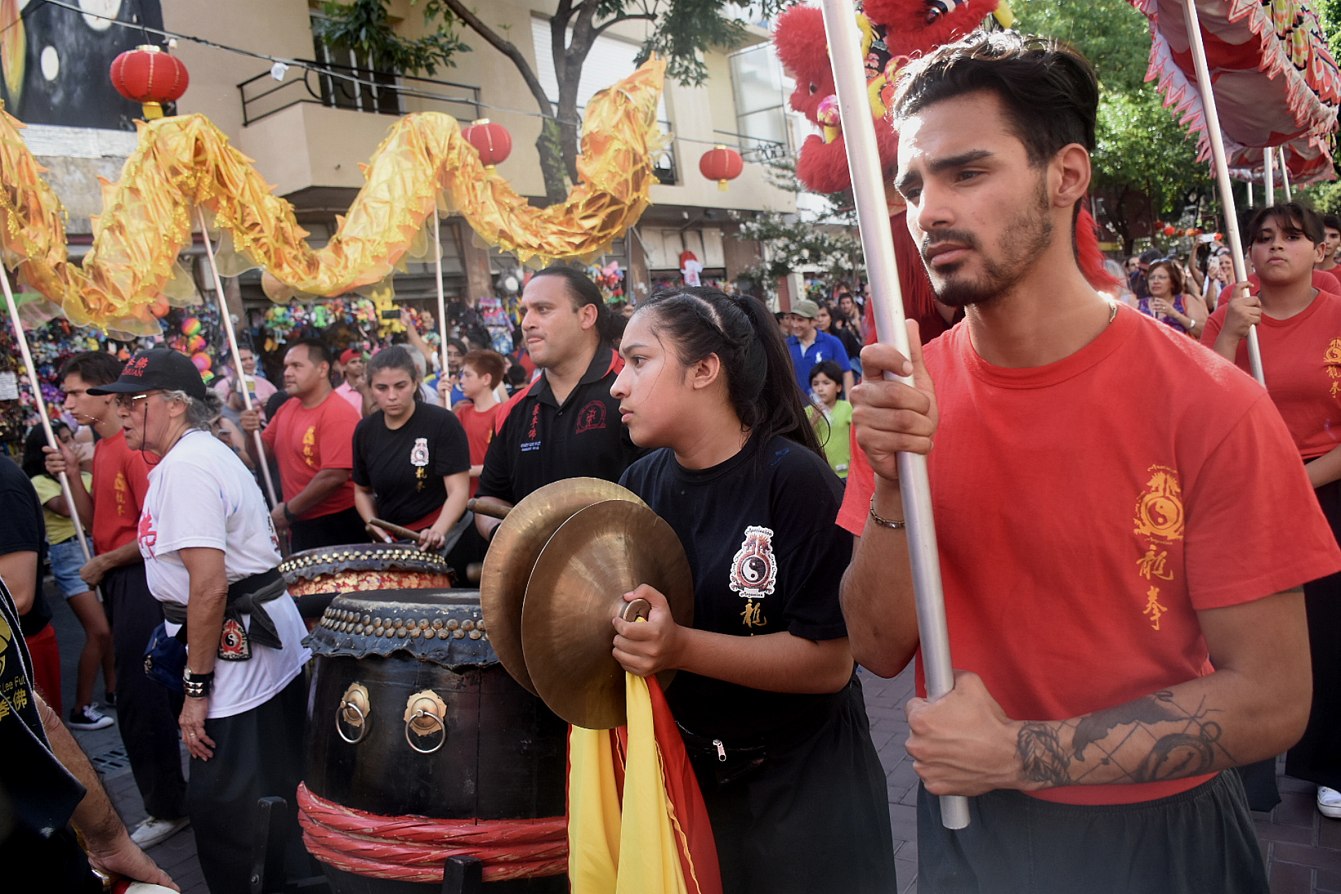 A partir de las 17 se llevan a cabo las típicas danzas del dragón y el león, exhibiciones ancestrales y de artes marciales y desfiles de tambores chinos.