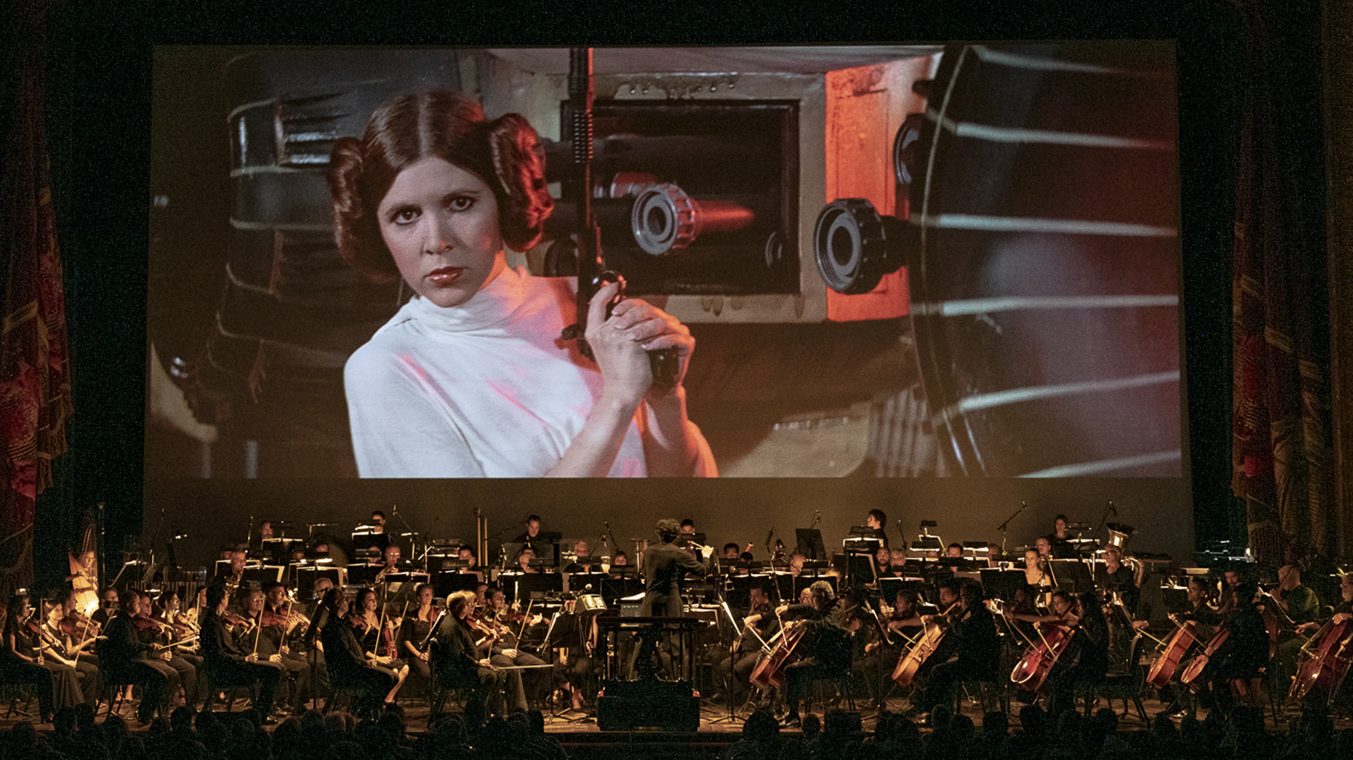 Con una carrera internacional en rápida expansión, el maestro brasileño Thiago Tiberio es un director joven elogiado por su madurez musical, claridad de expresión y técnica precisa. Es especialista en sincronización musical en vivo con películas y dirigió orquestas en estudios de grabación de bandas sonoras durante la mayor parte de su carrera