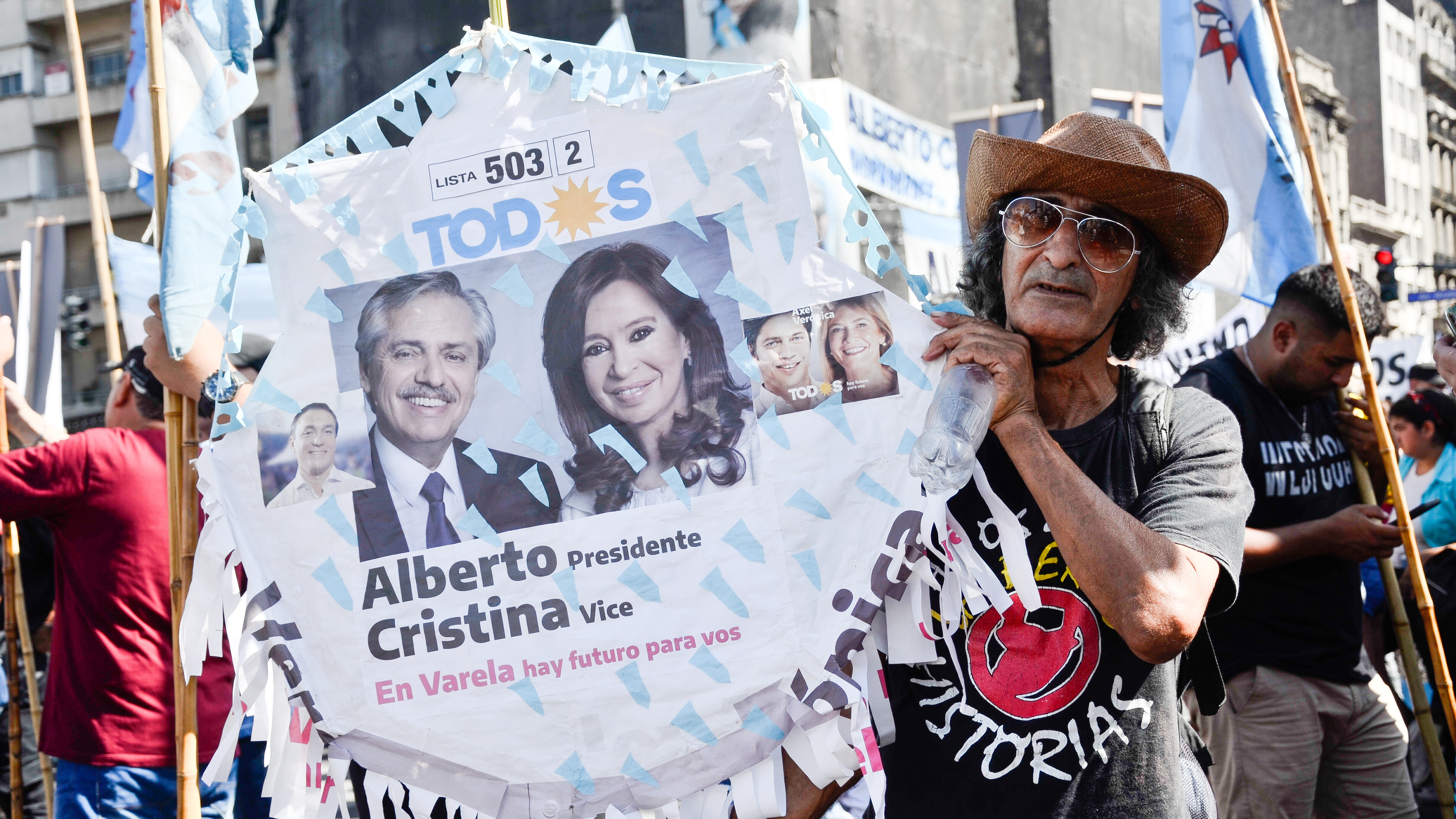 Uno de cientos de carteles que llevaron los militantes al Congreso