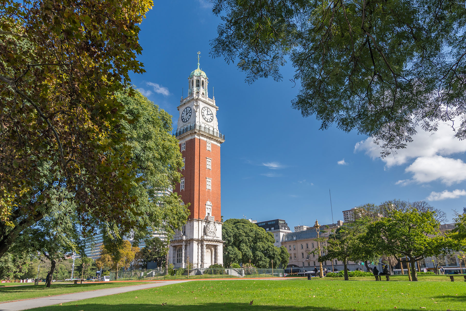 Conocida popularmente como la Torre de los ingleses su verdadero nombre es Torre Monumental, tiene casi 70 metros de altura y alberga una réplica del reloj Big Ben de Londres