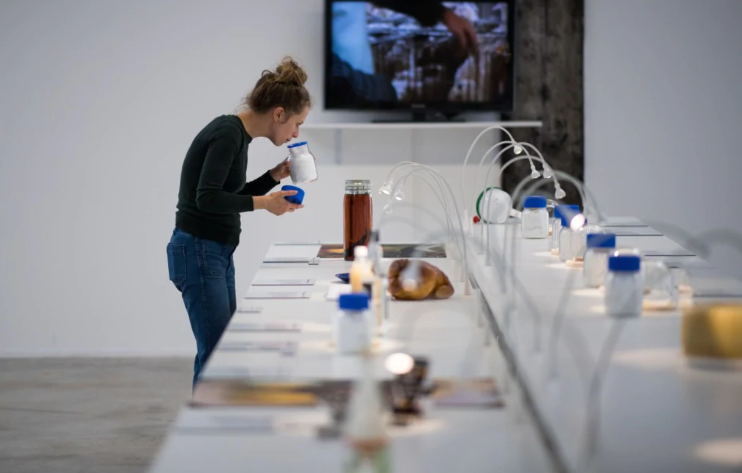 Una mujer visita la exposición del Museo (Foto: AFP)