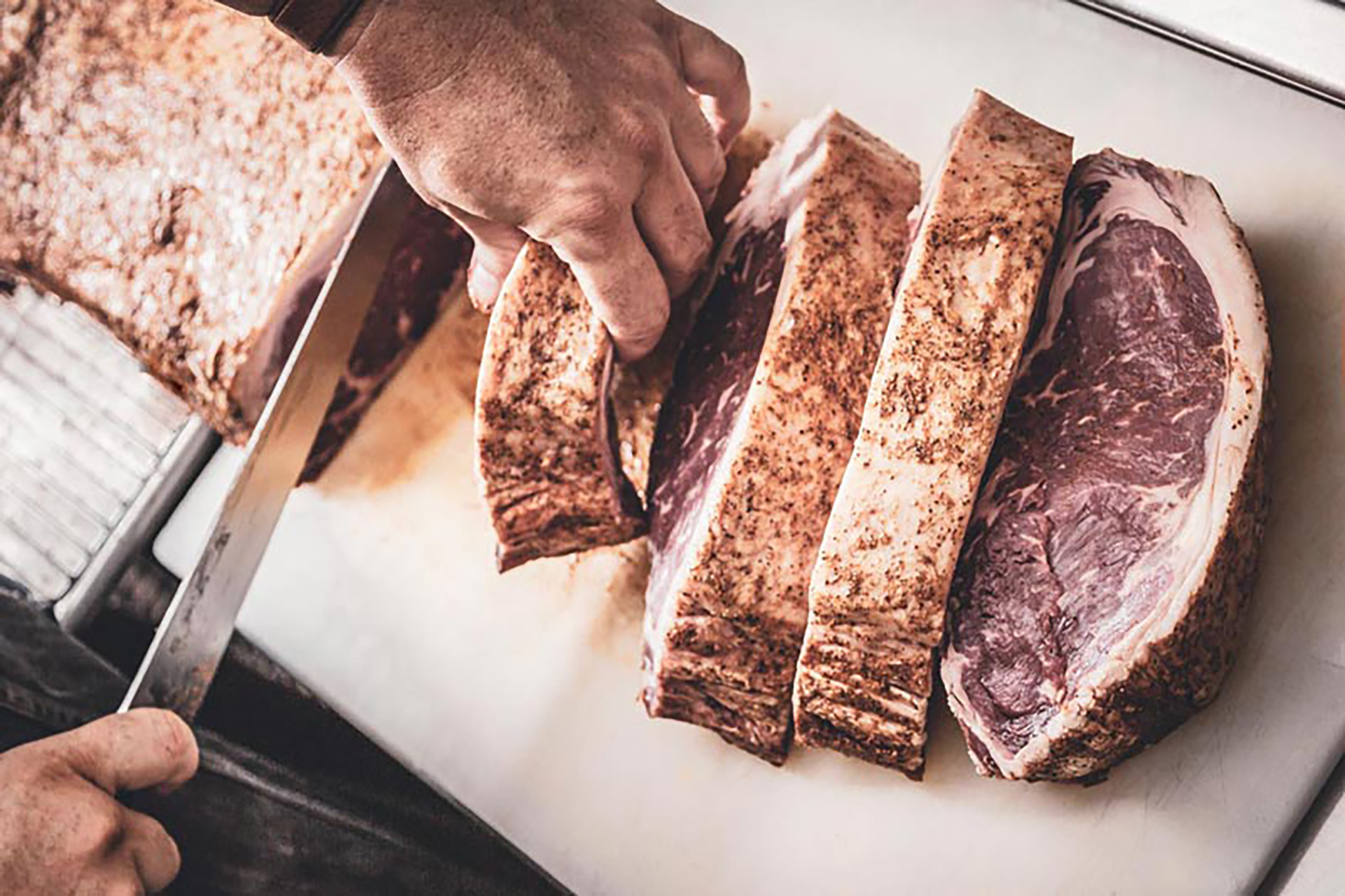Ojo de bife cocinado al carbón o leña (http://thelostfire.com/)