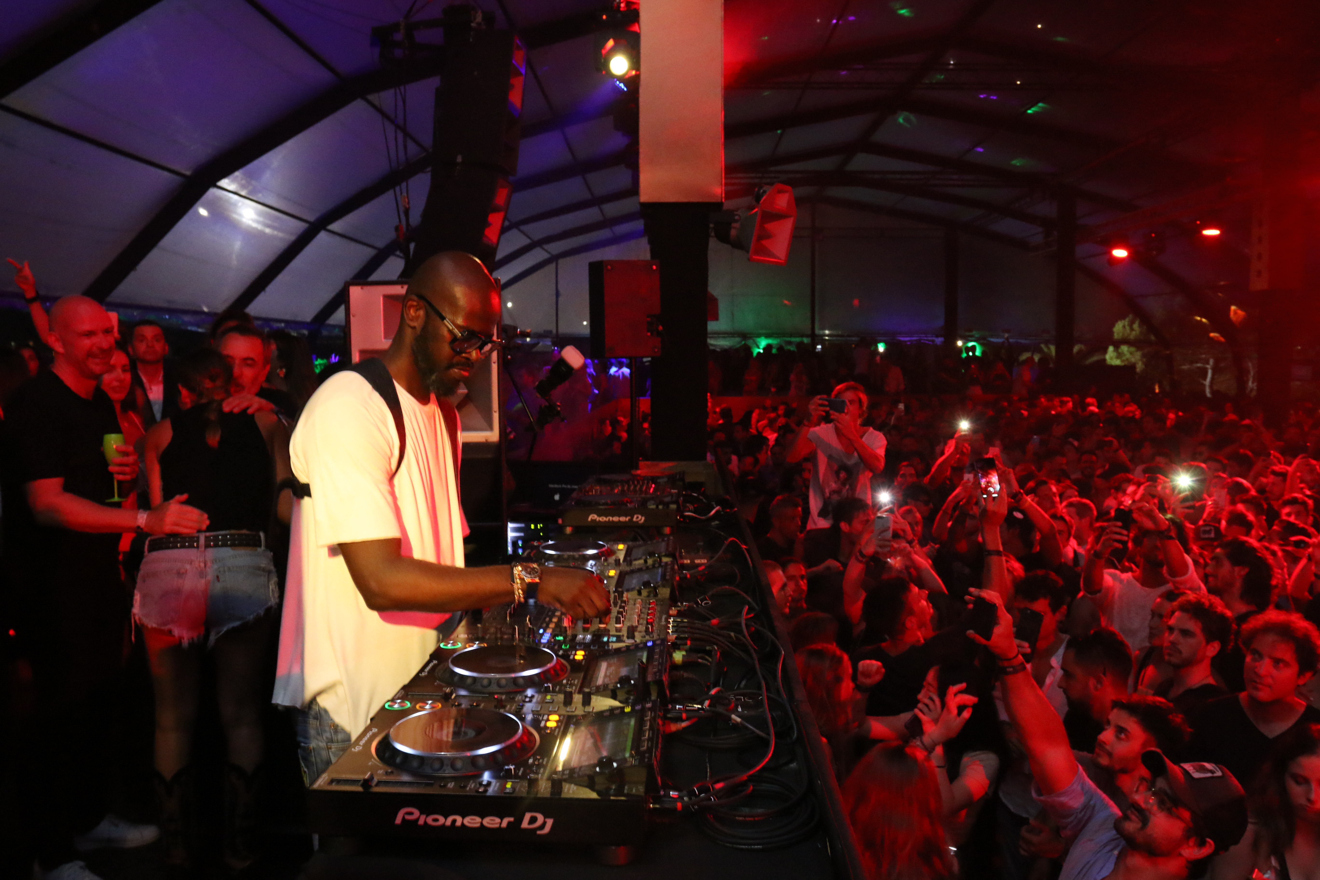 El DJ Black Coffee cautivó al público esteño y contó con una masiva convocatoria