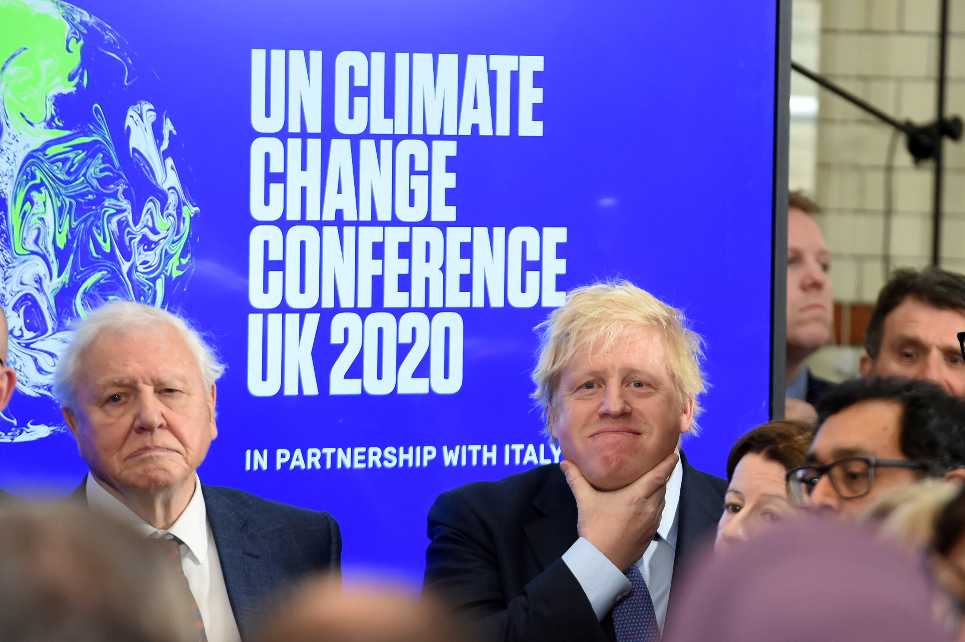 El premier británico Boris Johnson junto al científico David Attenborough en una conferencia del COP26 en Londres el 4 de febrero de 2020 (Jeremy Selwyn/Pool via REUTERS)