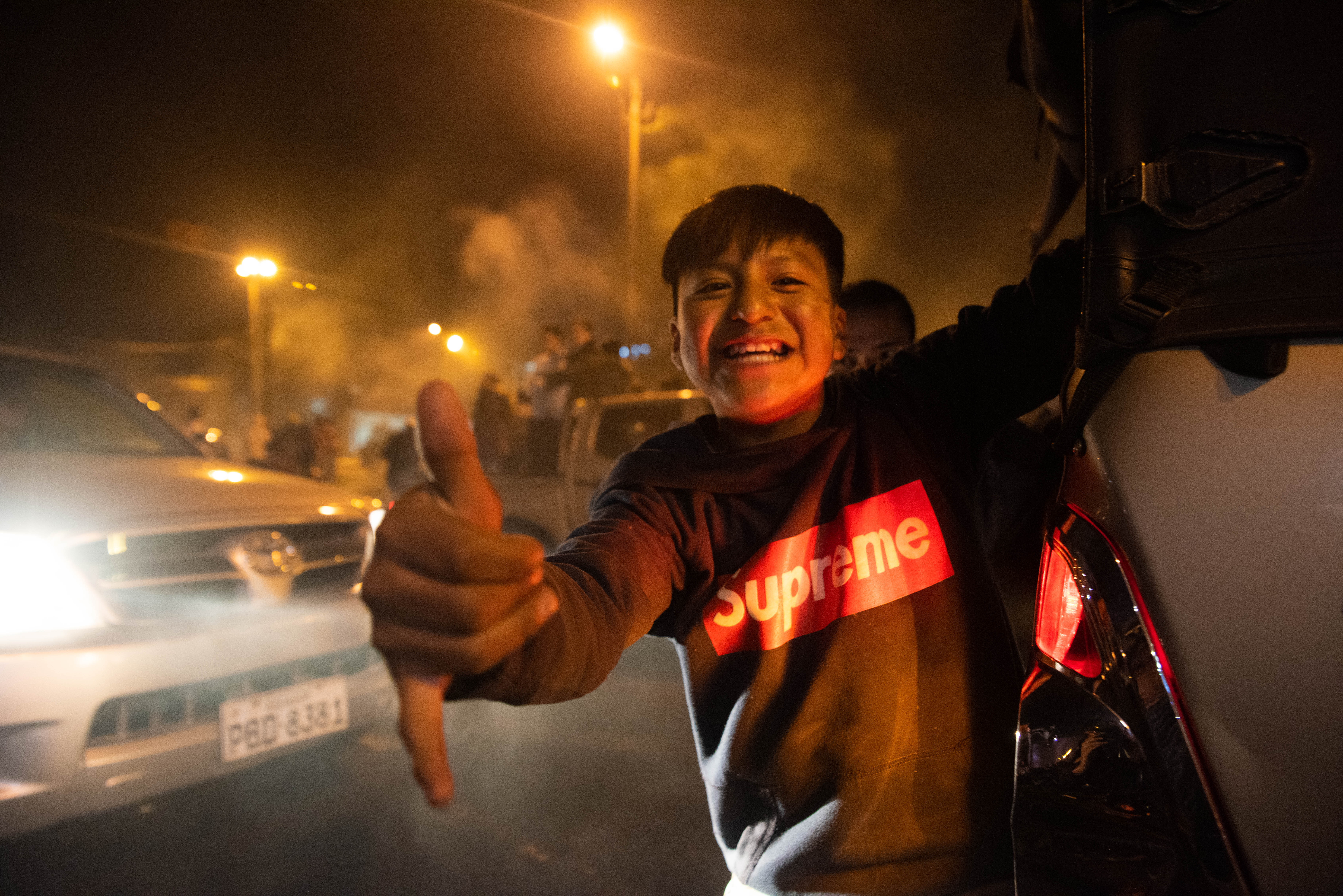Un niño alegre sonríe para la cámara durante los festejos por la derogación del decreto 883 en Quito.