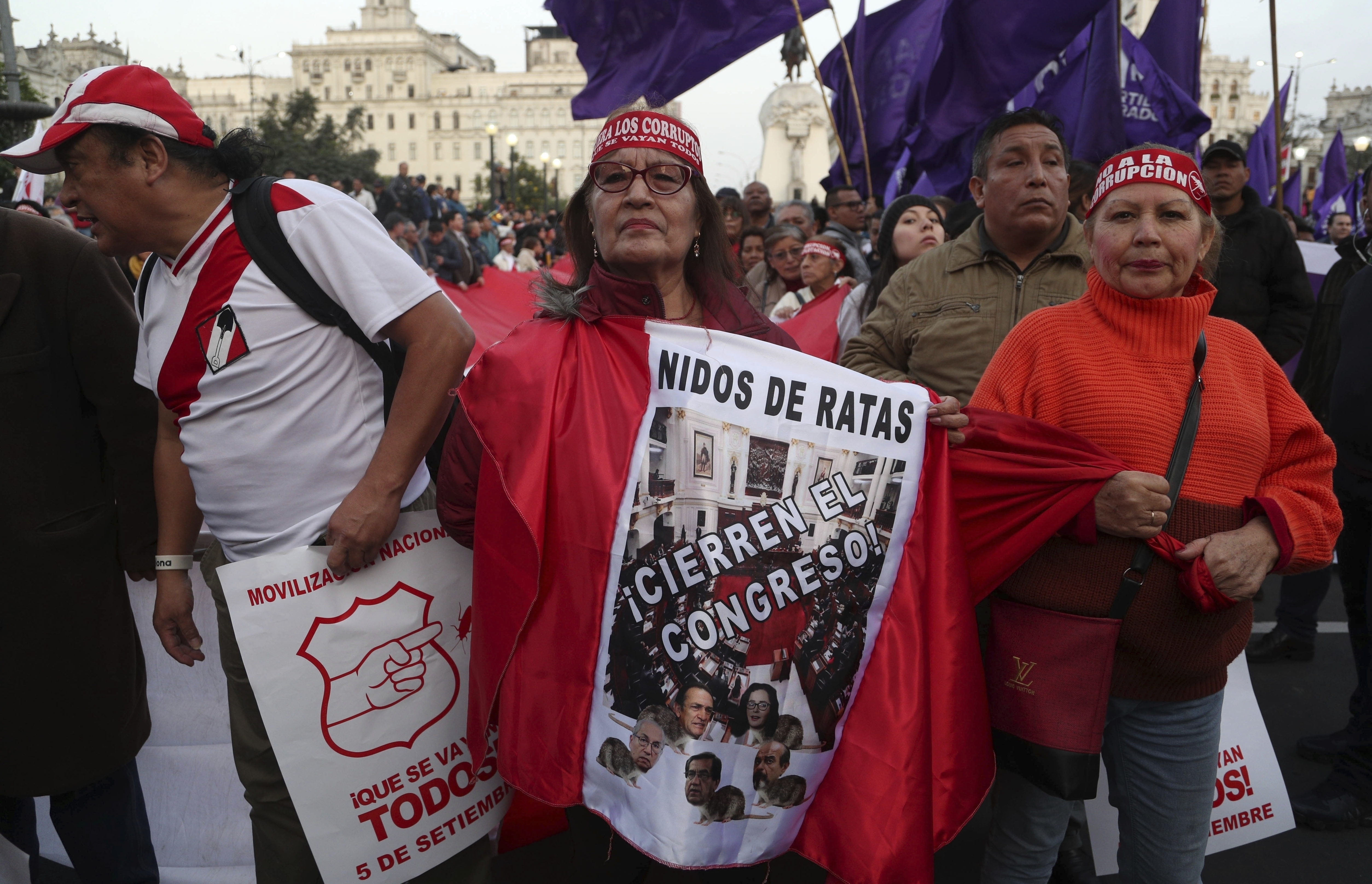 Manifestantes protestan contra el congreso peruano (AP/Martin Mejia)