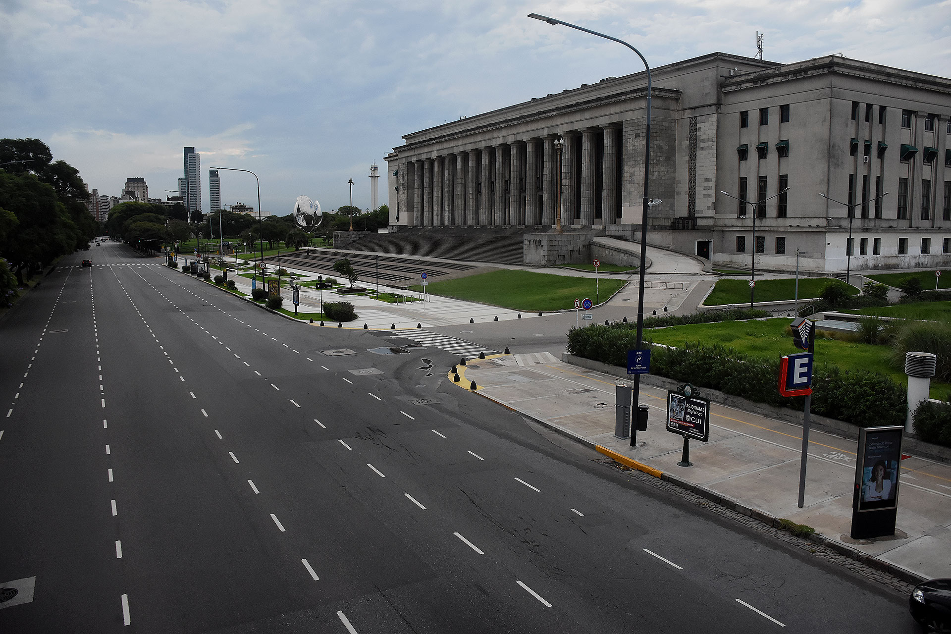 Postal atípica de la avenida Figueroa Alcorta a la altura de la Facultad de Derecho de la UBA