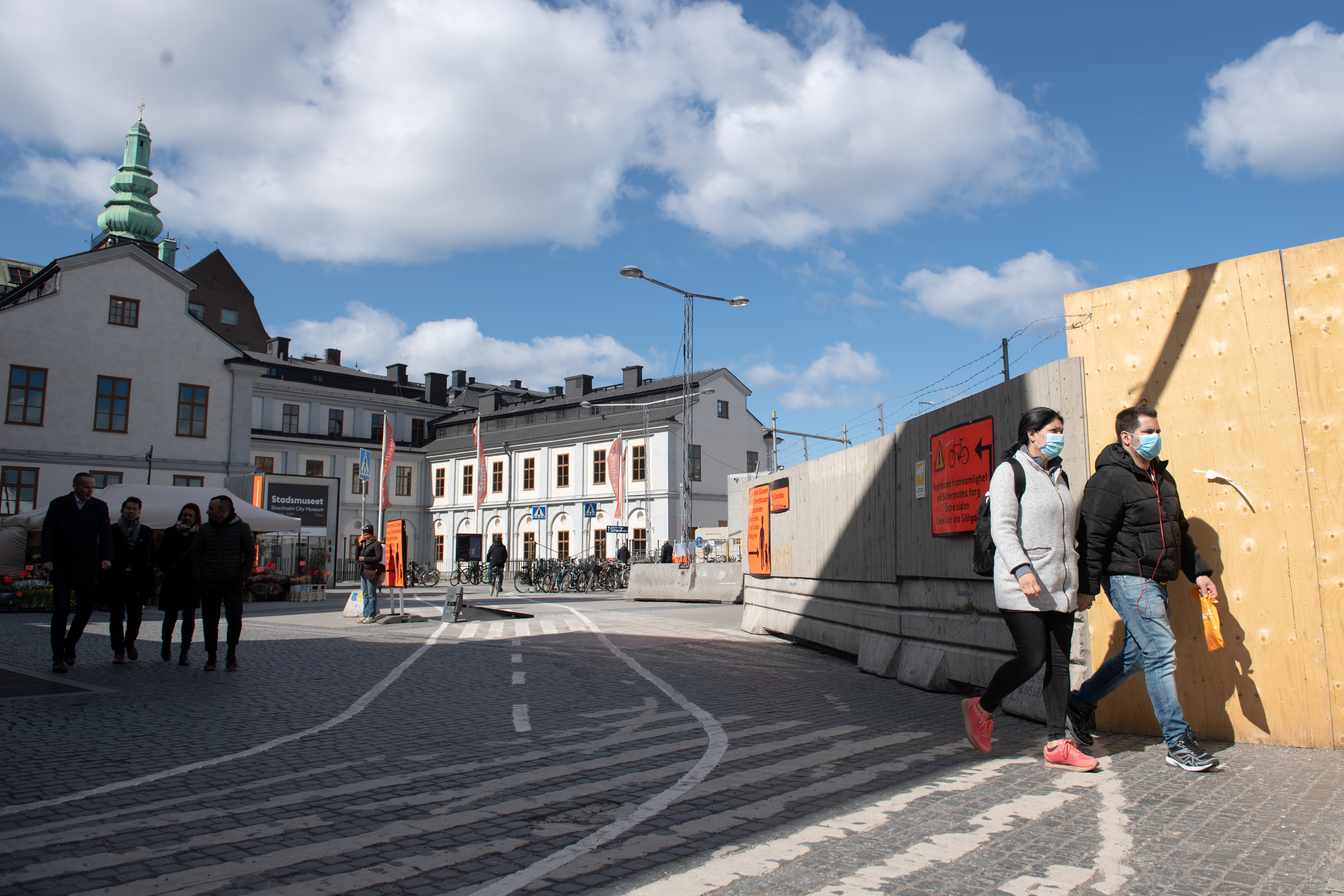 Personas con barbijos en la zona de Slussen en Estocolomo (Ali Lorestani /TT News Agency/via REUTERS)