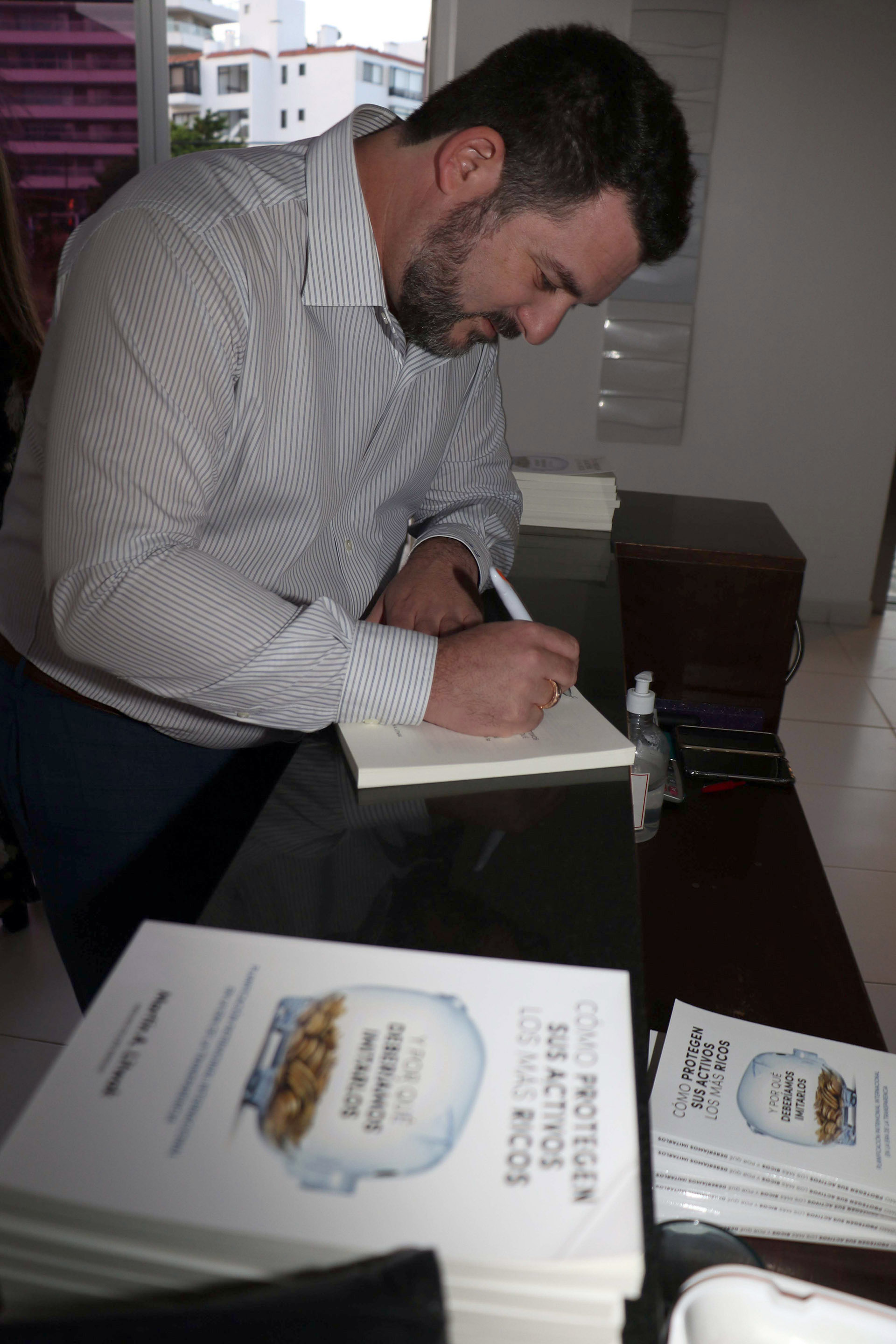 Martín Litwak firmando ejemplares de su libro